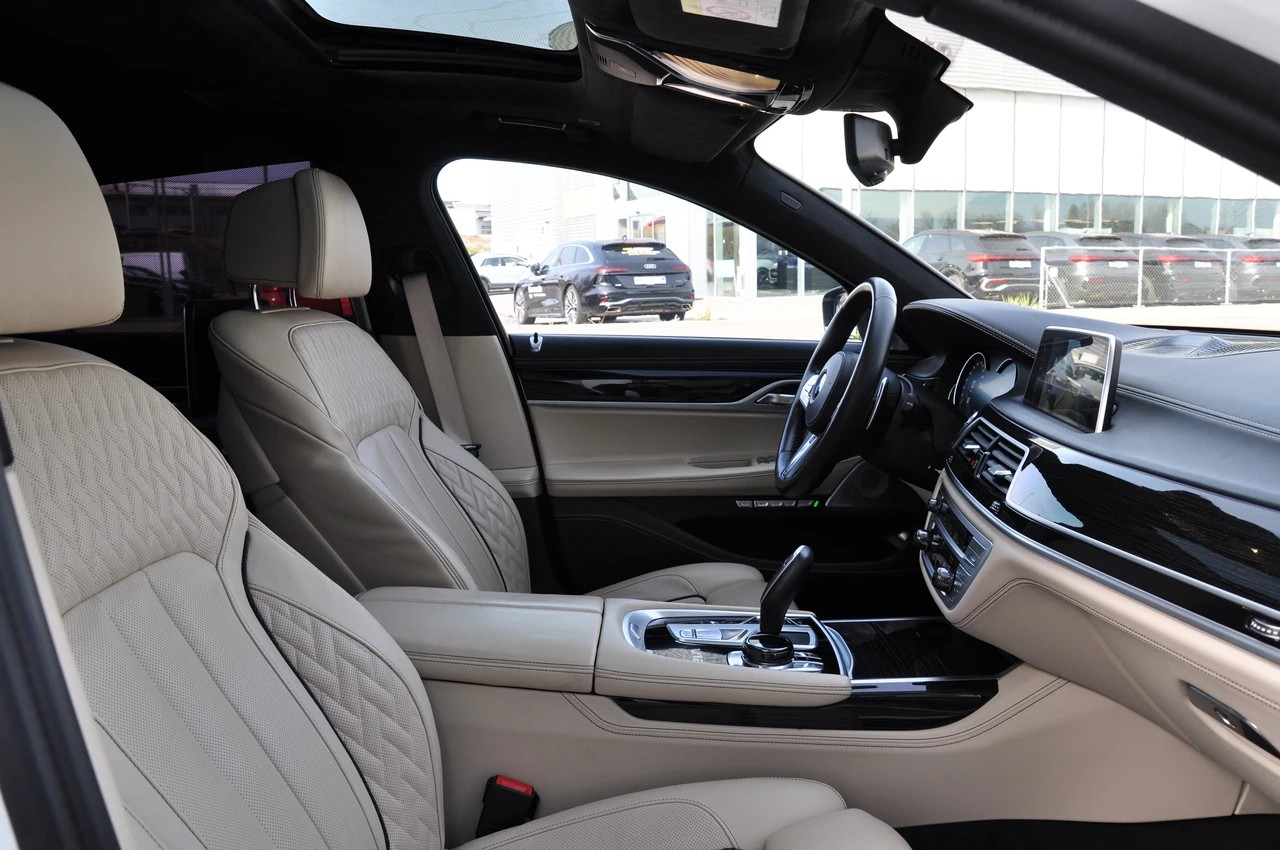 BMW M760Li xDrive Steptronic-image-17