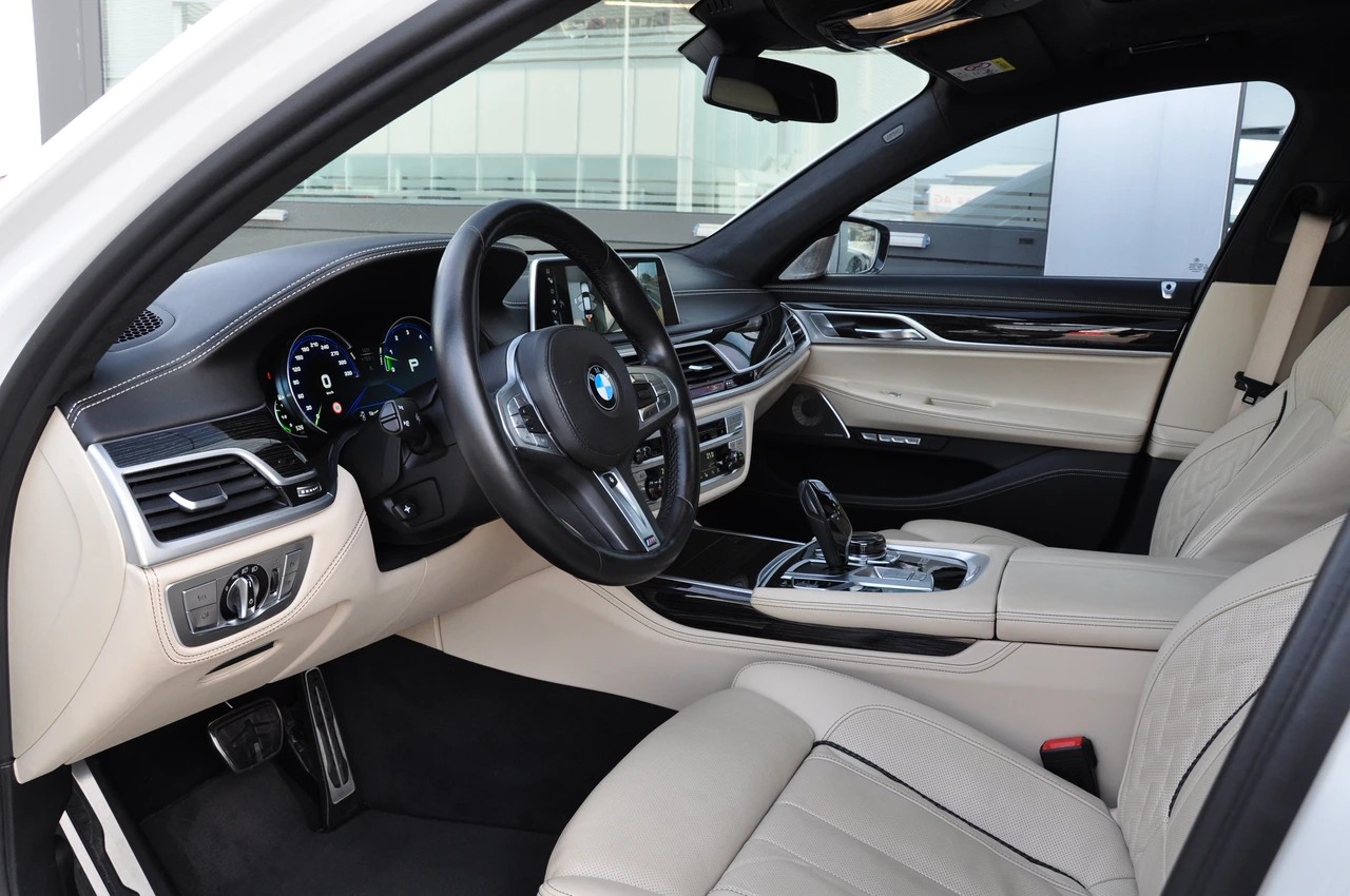 BMW M760Li xDrive Steptronic-image-16