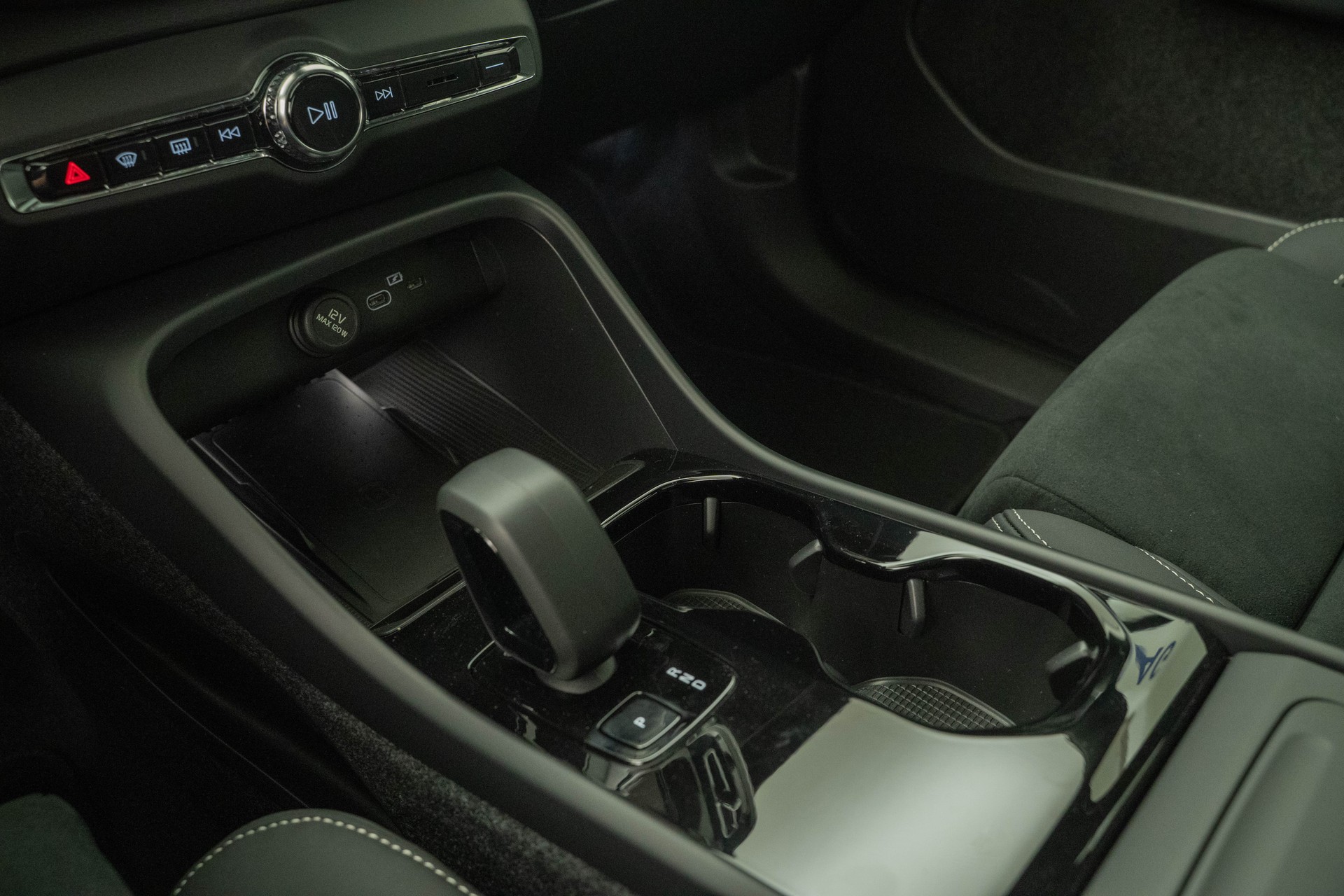 VOLVO EX40 Twin XCENTRIC Edition AWD-image-12