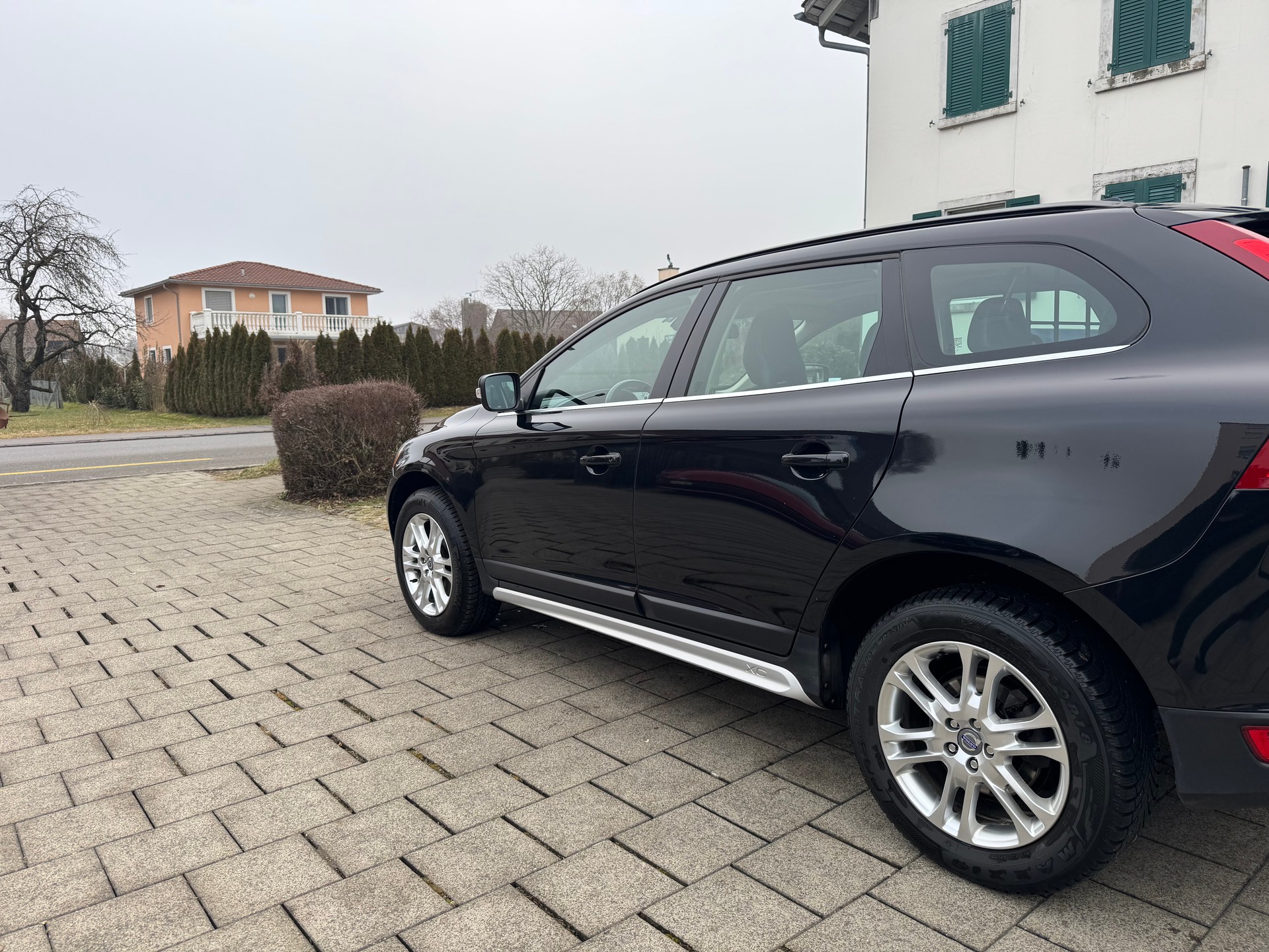 VOLVO XC60-image-1