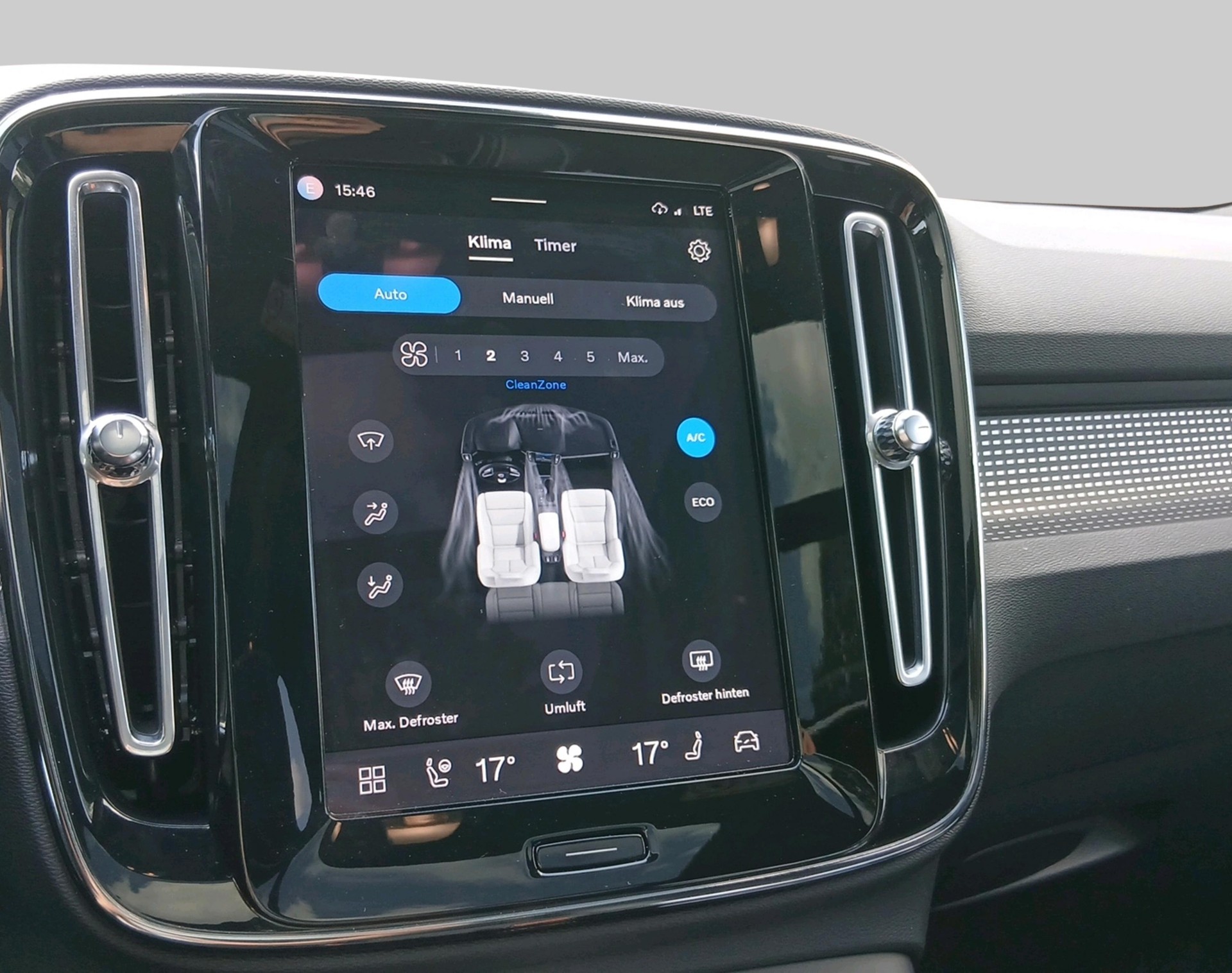 VOLVO XC40 P8 AWD Elec Pro-image-12