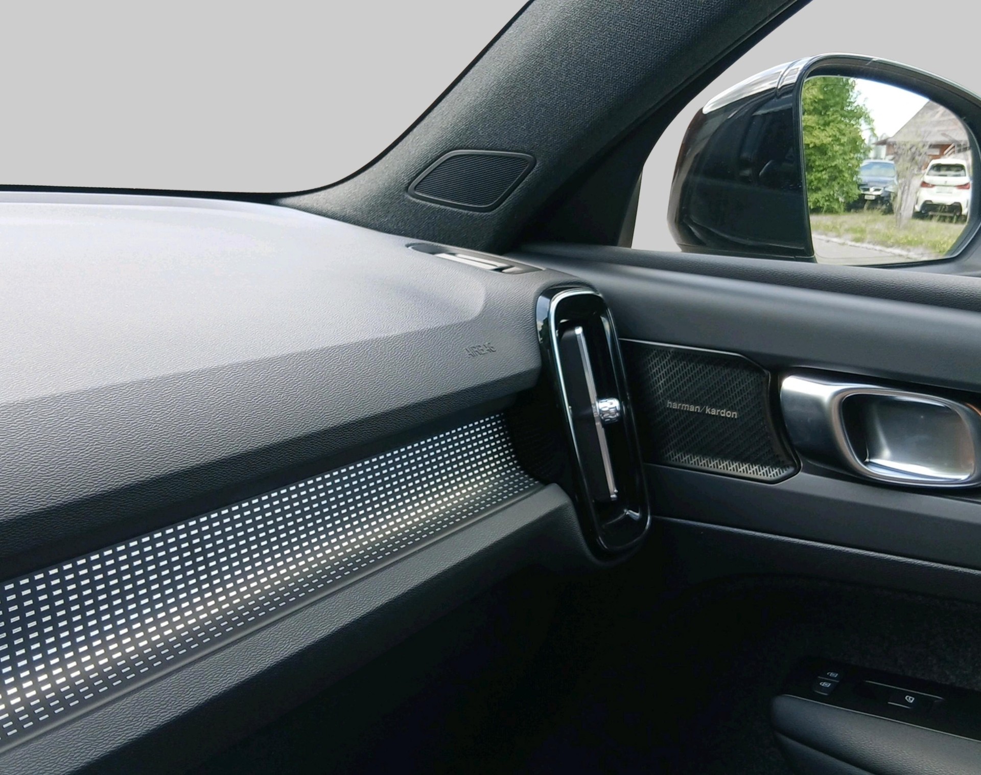 VOLVO XC40 P8 AWD Elec Pro-image-17