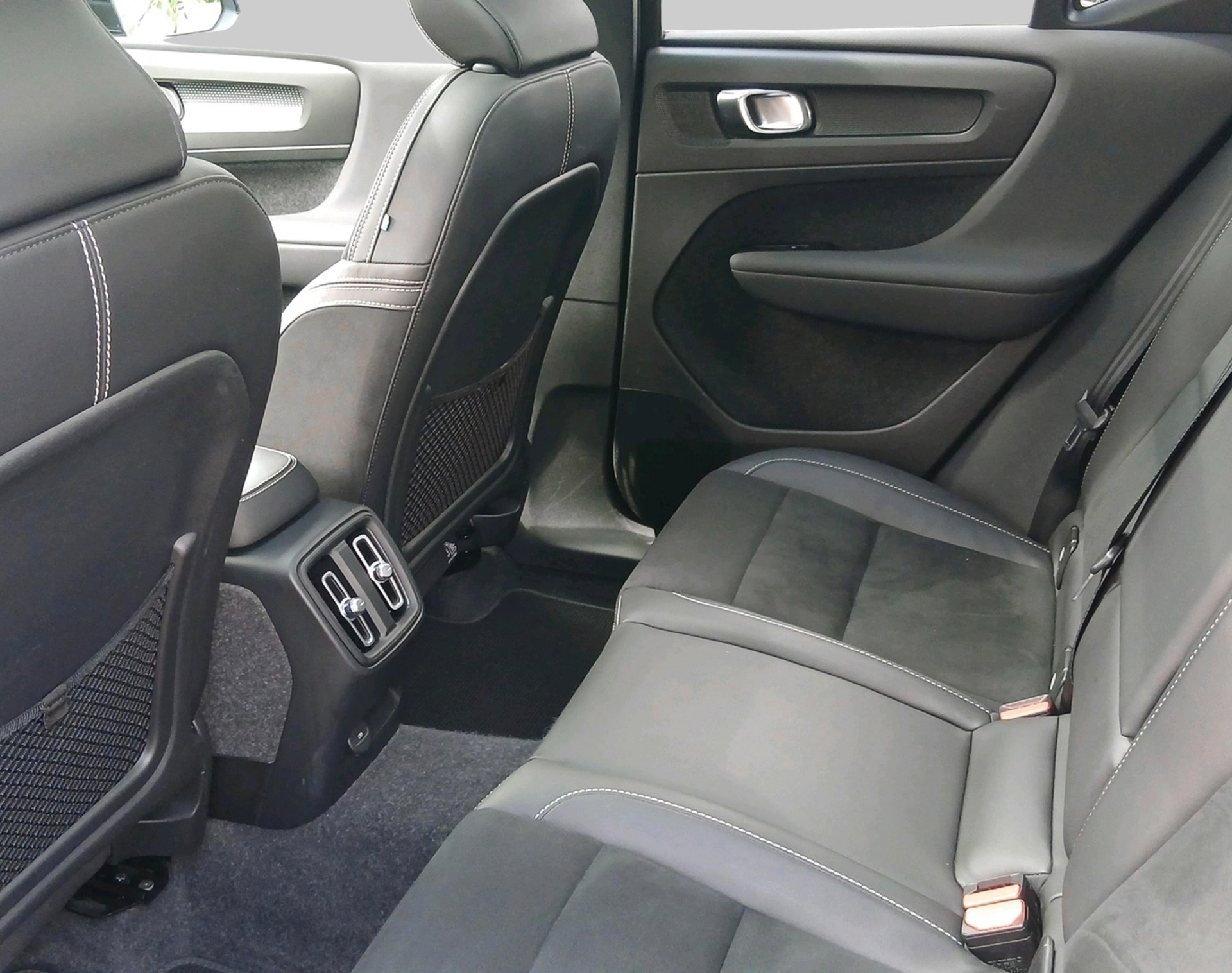 VOLVO XC40 P8 AWD Elec Pro-showroom-element-3