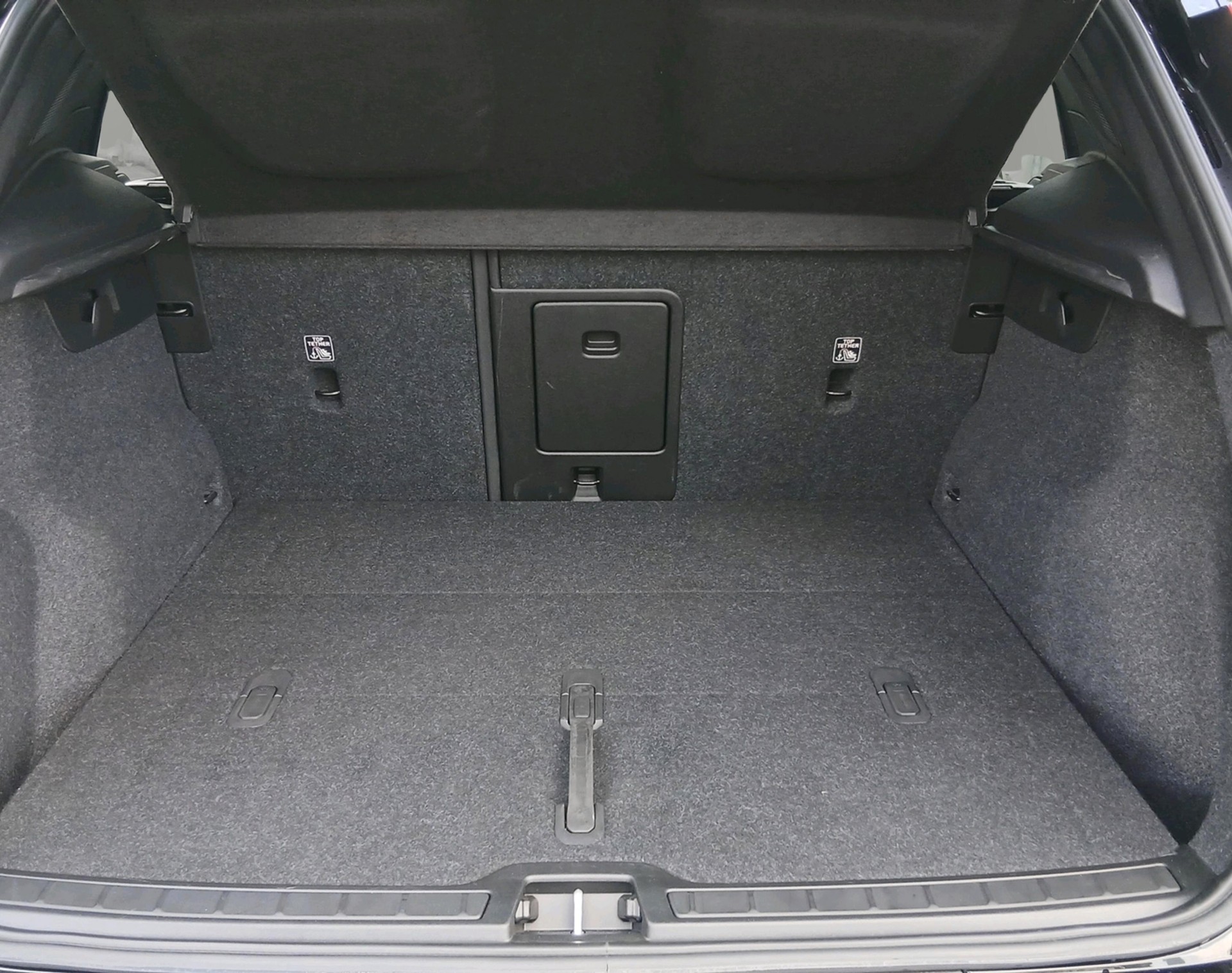 VOLVO XC40 P8 AWD Elec Pro-image-5