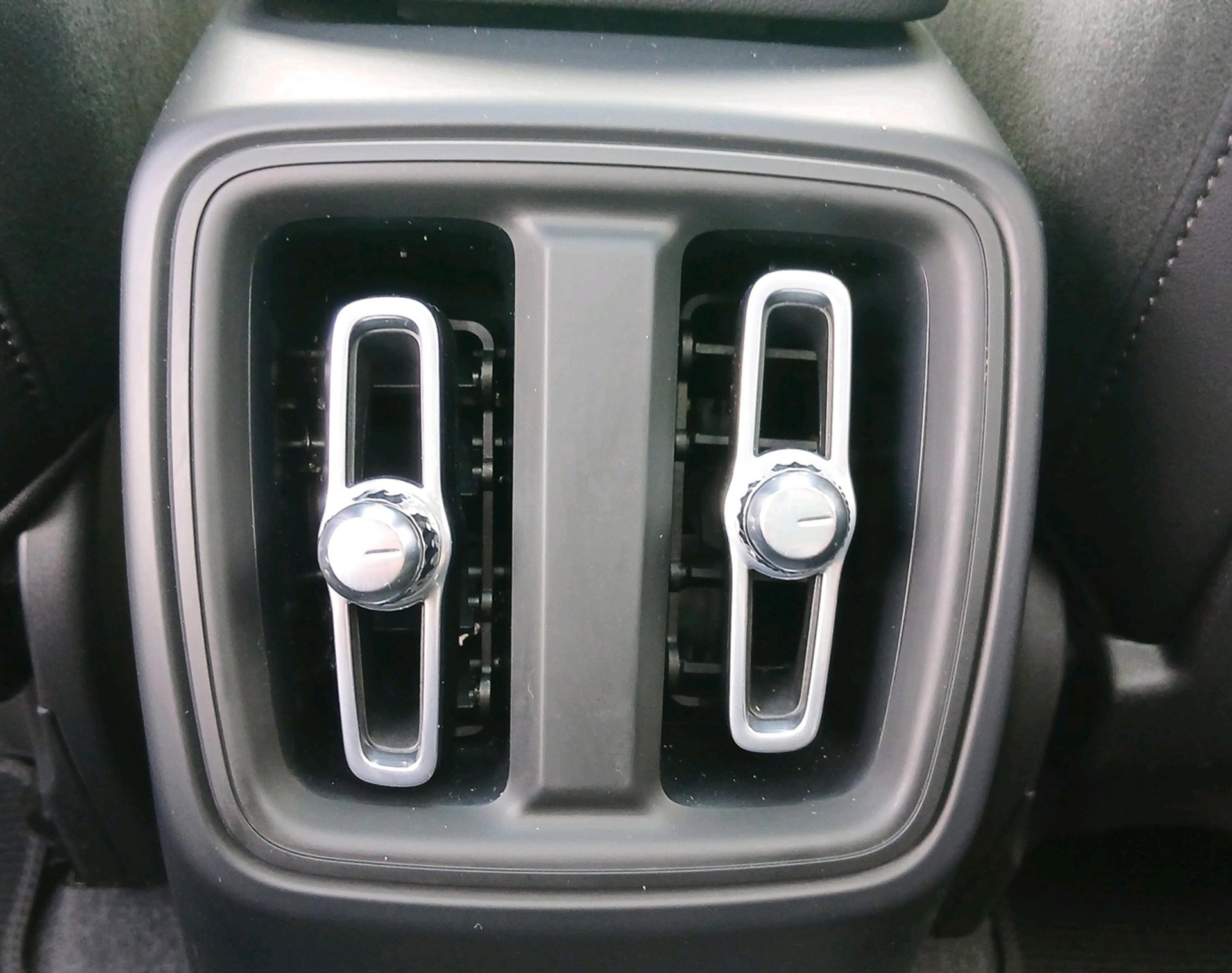 VOLVO XC40 P8 AWD Elec Pro-image-18