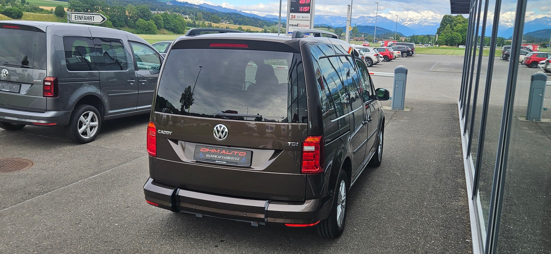 VW Behindertengerecht-Rampe / 4-Sitze & ein Rollstuhlfahrer/in-image-4