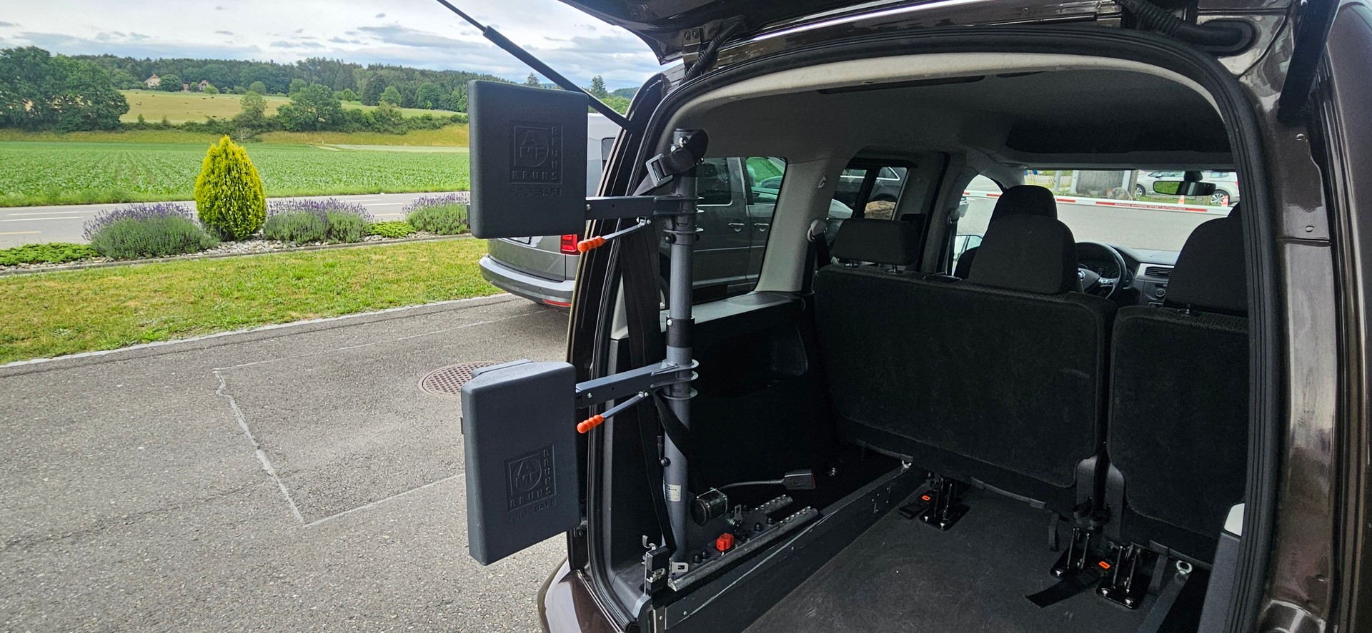 VW Behindertengerecht-Rampe / 4-Sitze & ein Rollstuhlfahrer/in-image-9