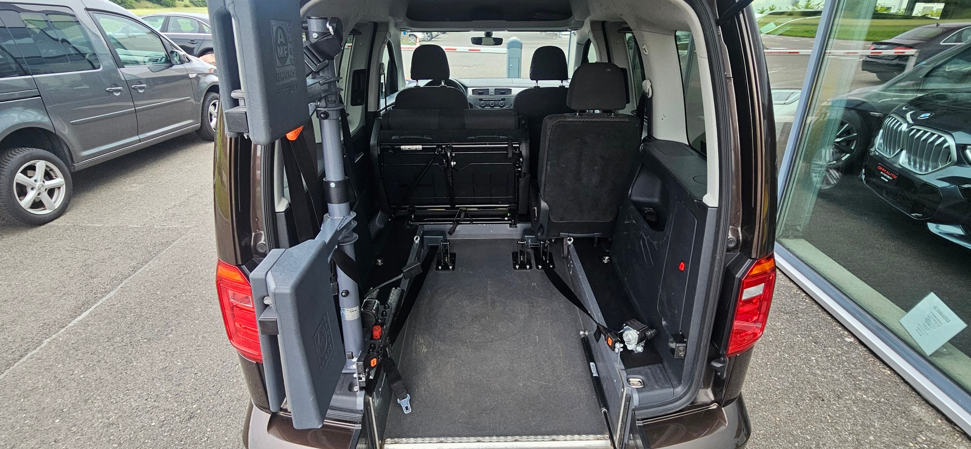 VW Behindertengerecht-Rampe / 4-Sitze & ein Rollstuhlfahrer/in-image-10