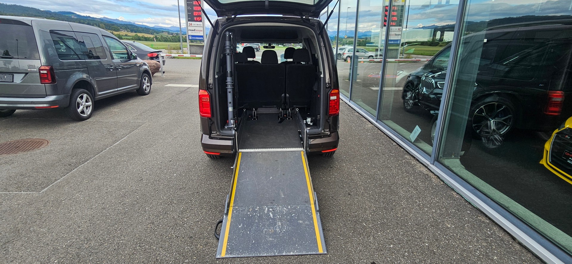 VW Behindertengerecht-Rampe / 4-Sitze & ein Rollstuhlfahrer/in-image-7