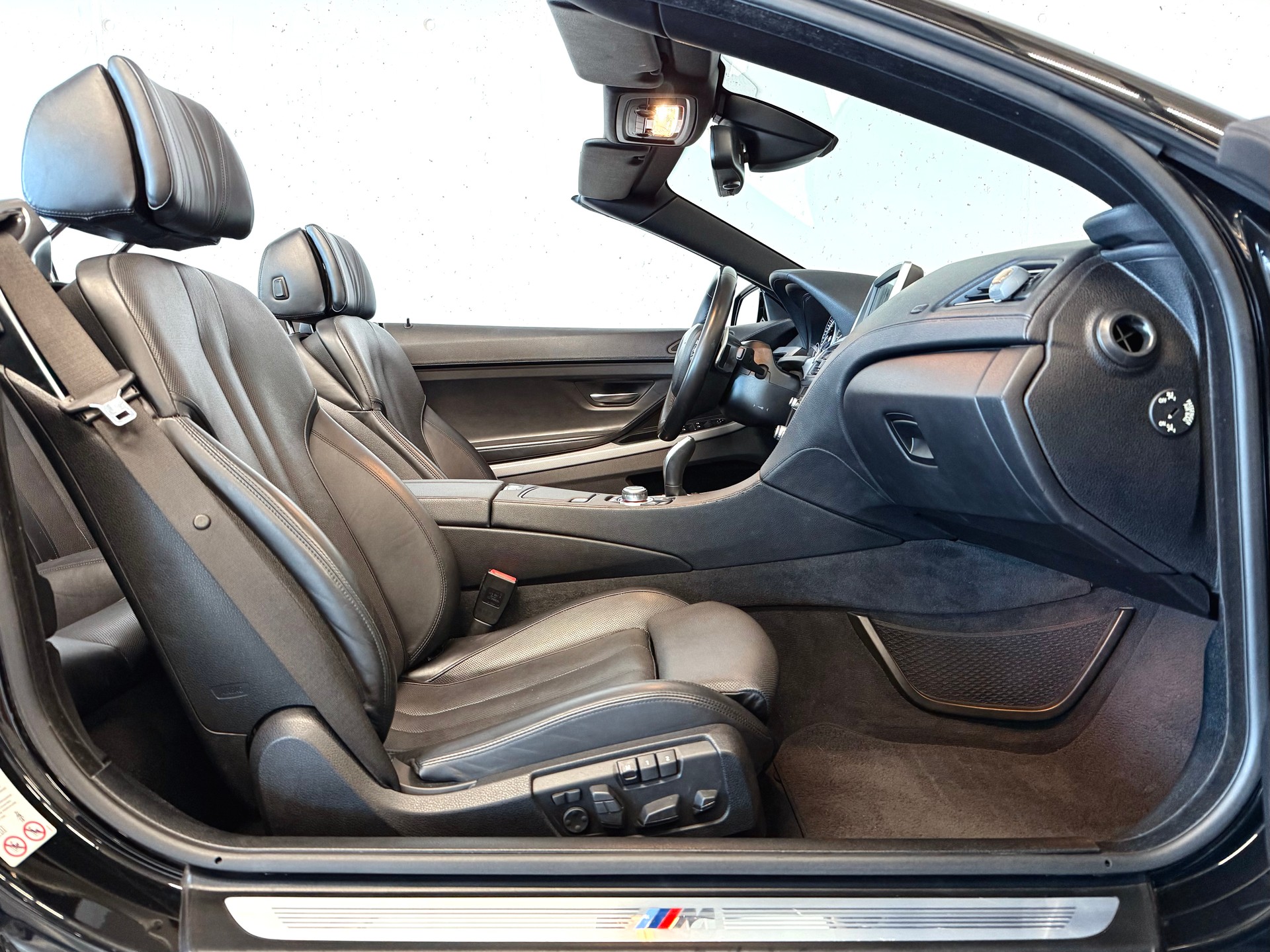 BMW 650i Cabrio-image-11