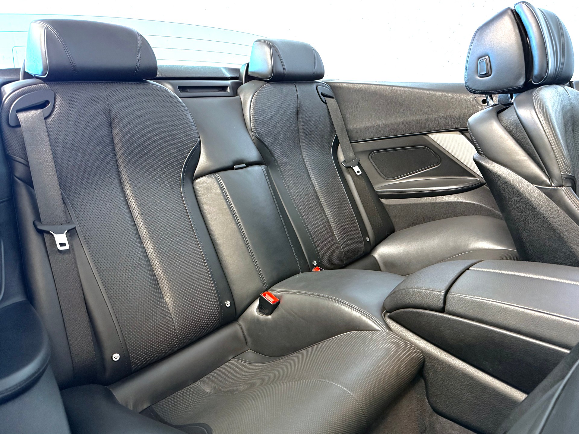 BMW 650i Cabrio-image-12