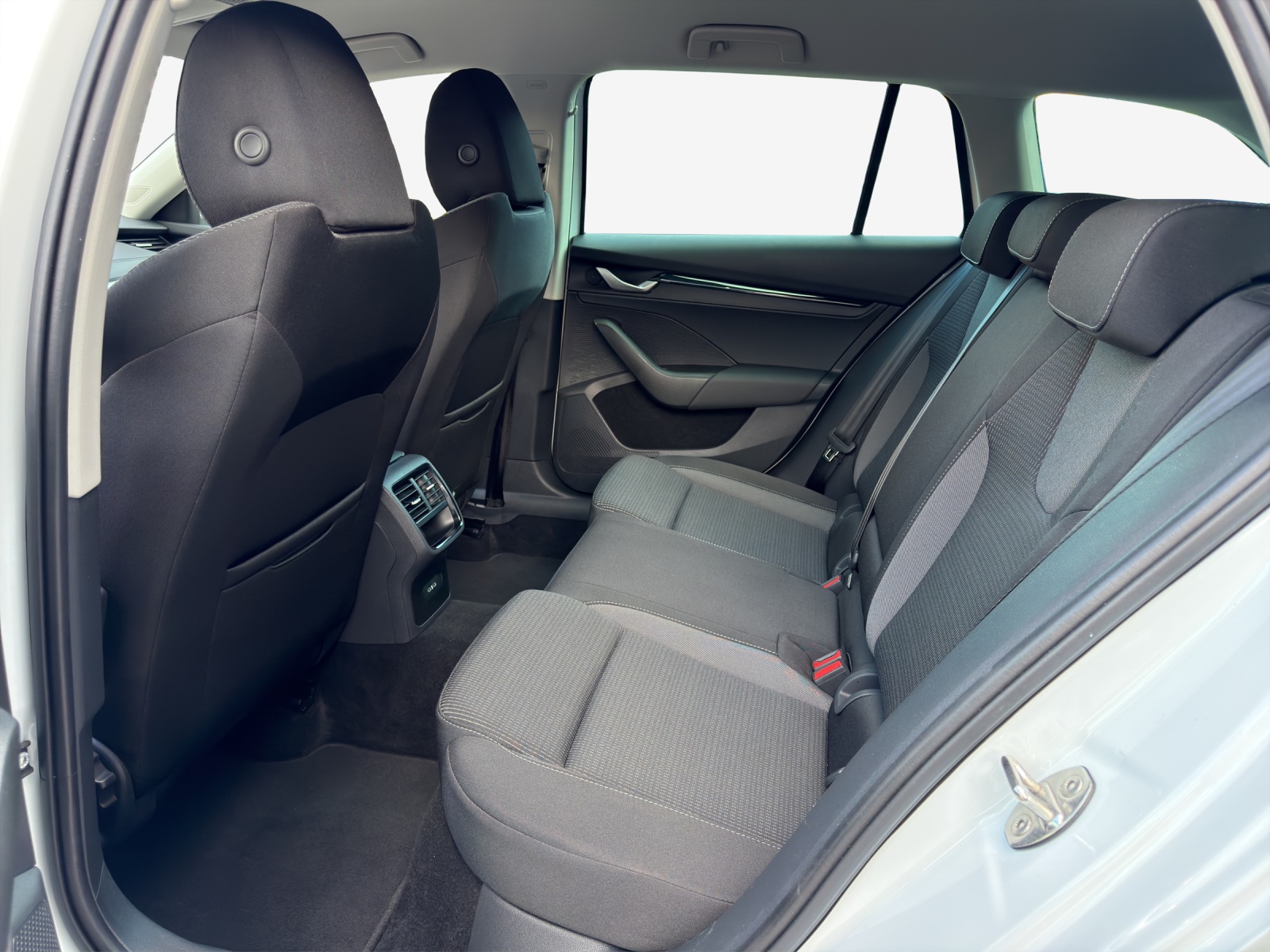SKODA Octavia Combi 1.5 TSI mHEV DSG Dynamic-image-11