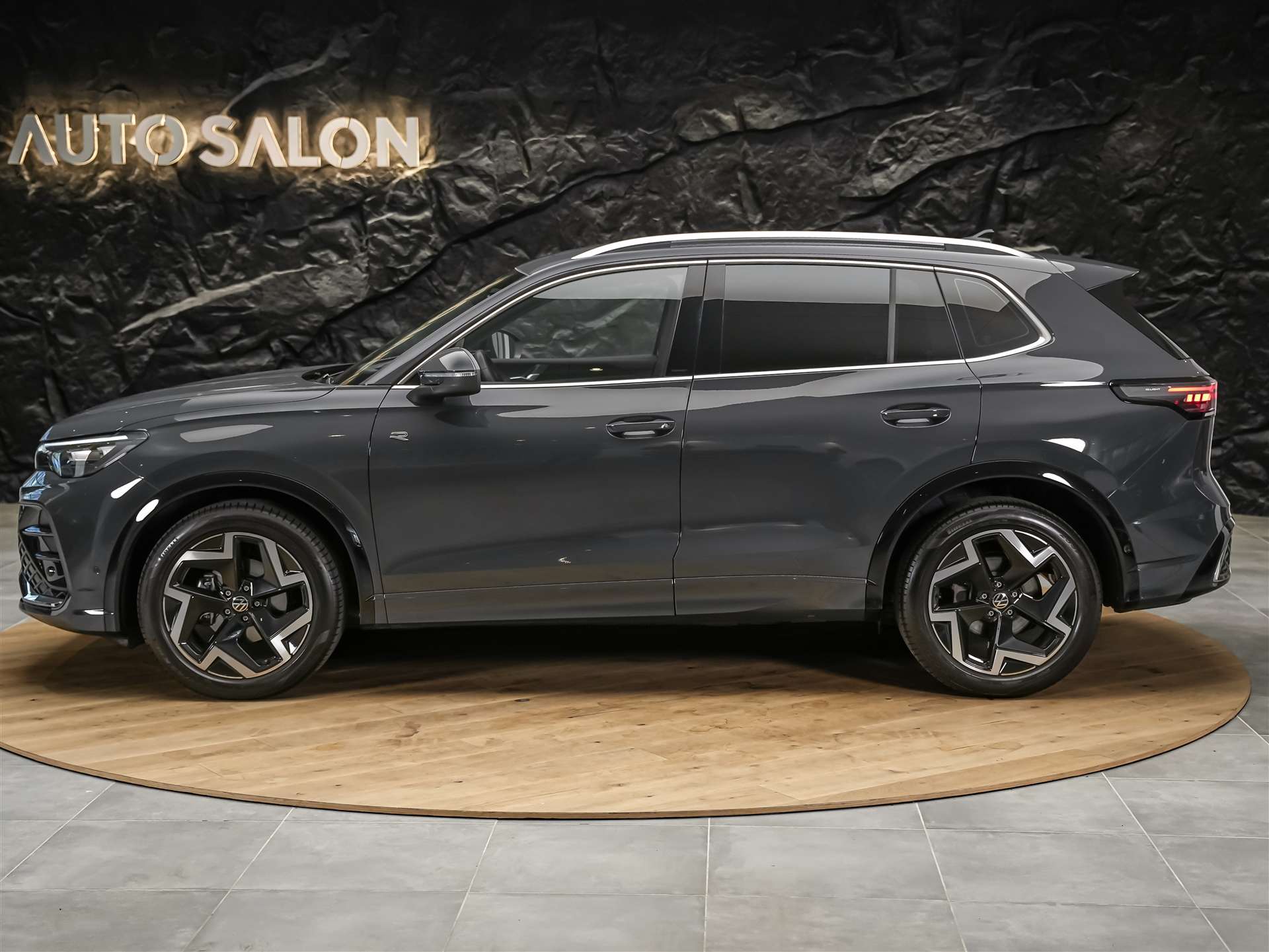 VW Tiguan 1.5 TSI evo2 mHEV R-Line DSG *Head Up*Abstandsregler*Sitzheizung*-image-2