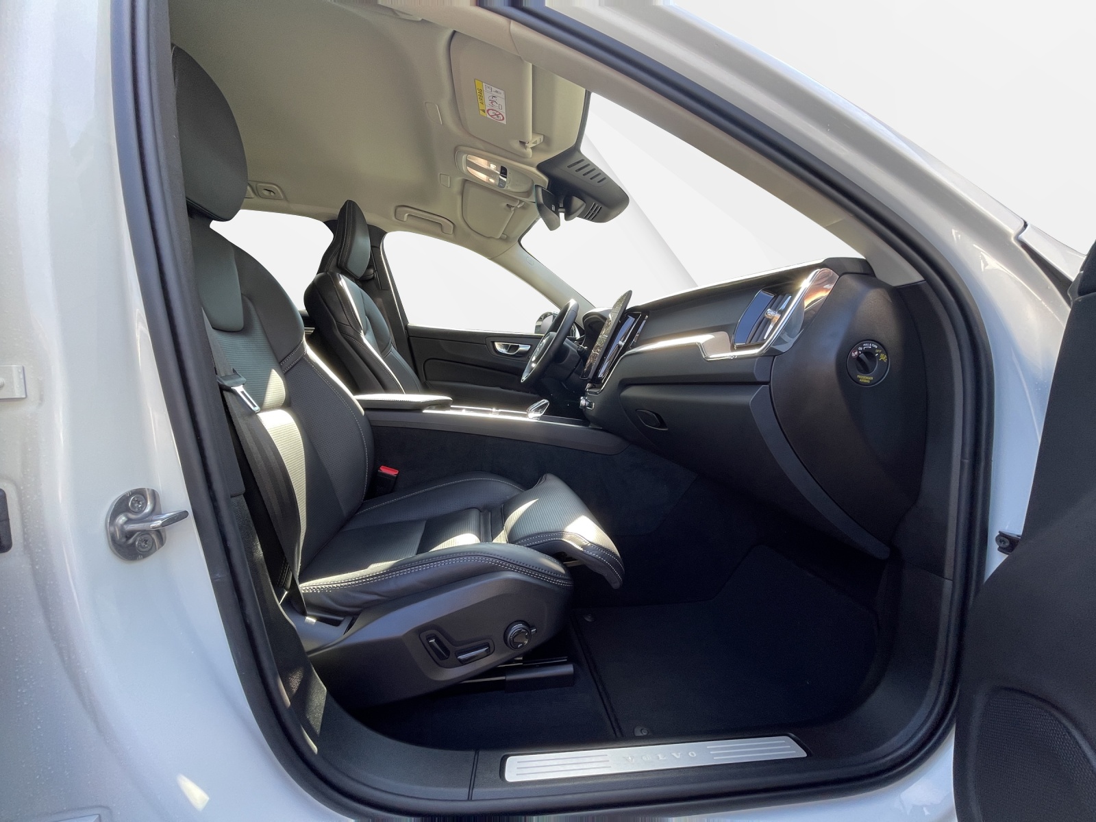 VOLVO XC60 2.0 B5 MH Plus Dark AWD-image-16