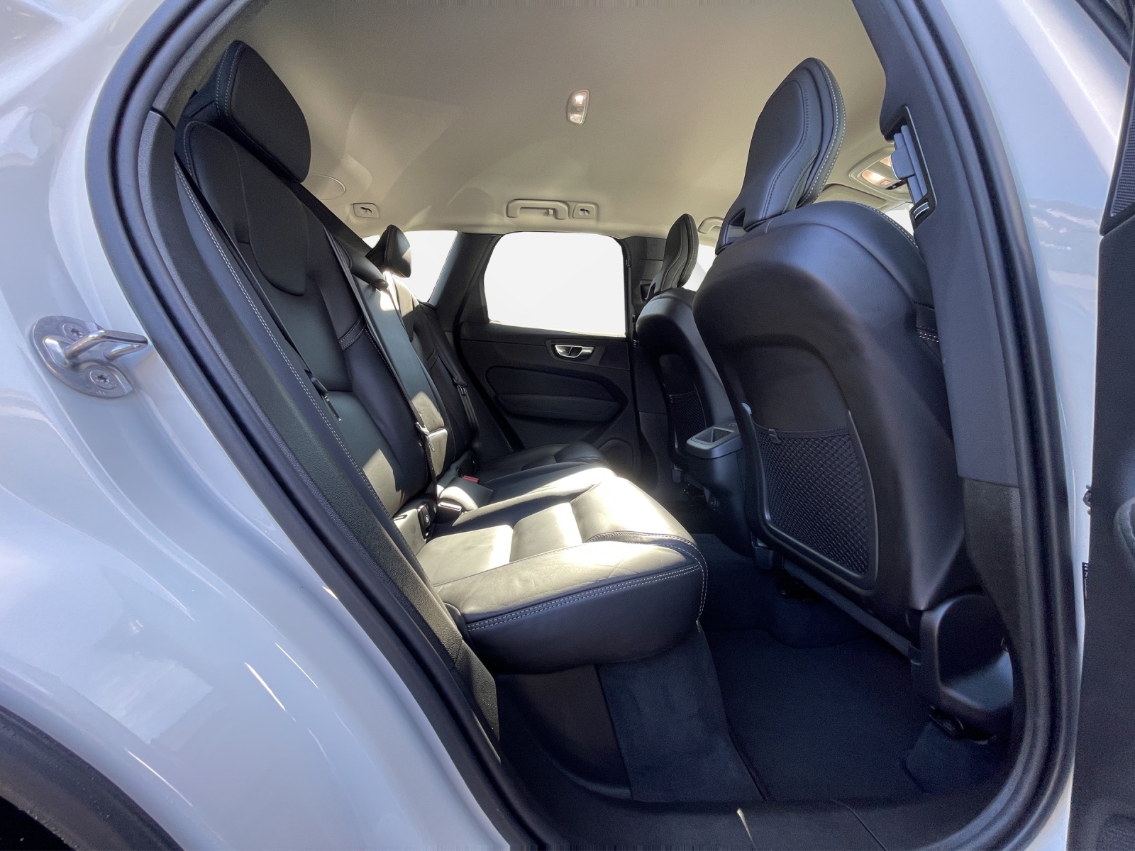 VOLVO XC60 2.0 B5 MH Plus Dark AWD-image-17