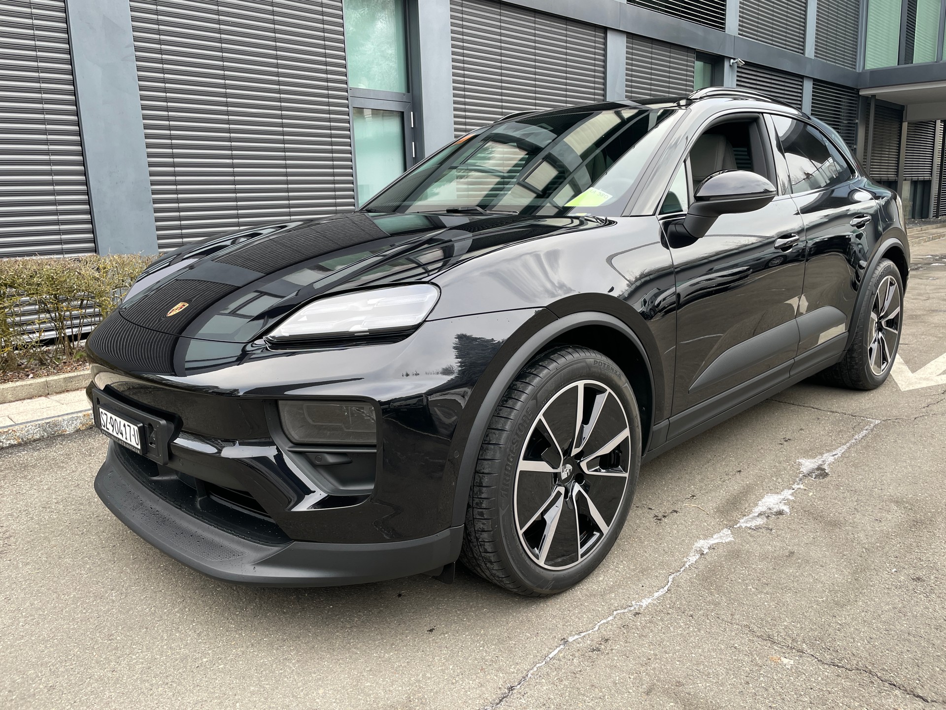 PORSCHE Macan 4 100kWh, Luftfederung, Panoramadach, usw-image-0