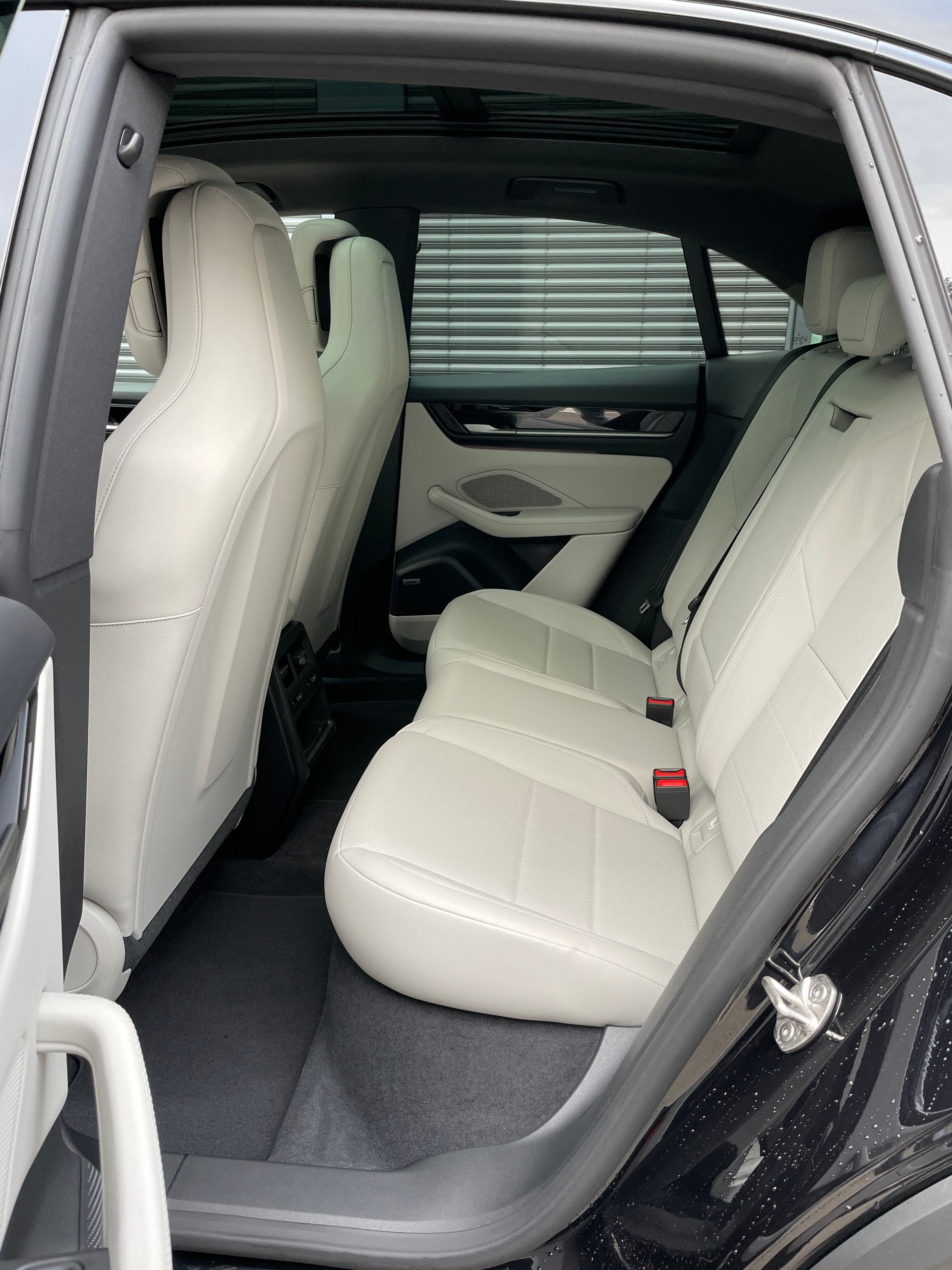 PORSCHE Macan 4 100kWh, Luftfederung, Panoramadach, usw-image-15