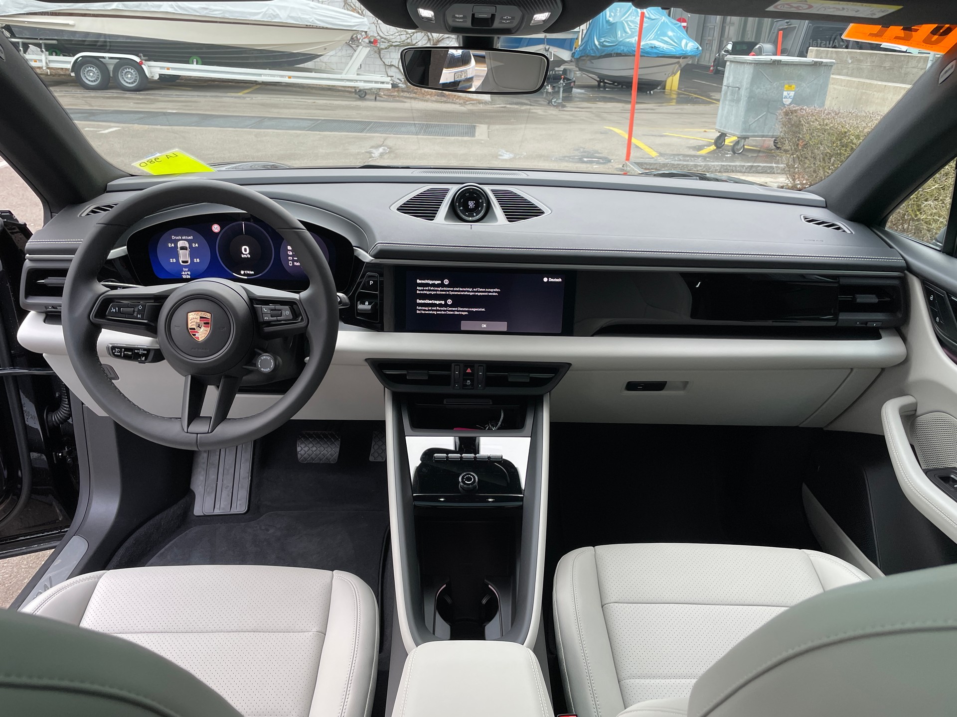 PORSCHE Macan 4 100kWh, Luftfederung, Panoramadach, usw-image-18