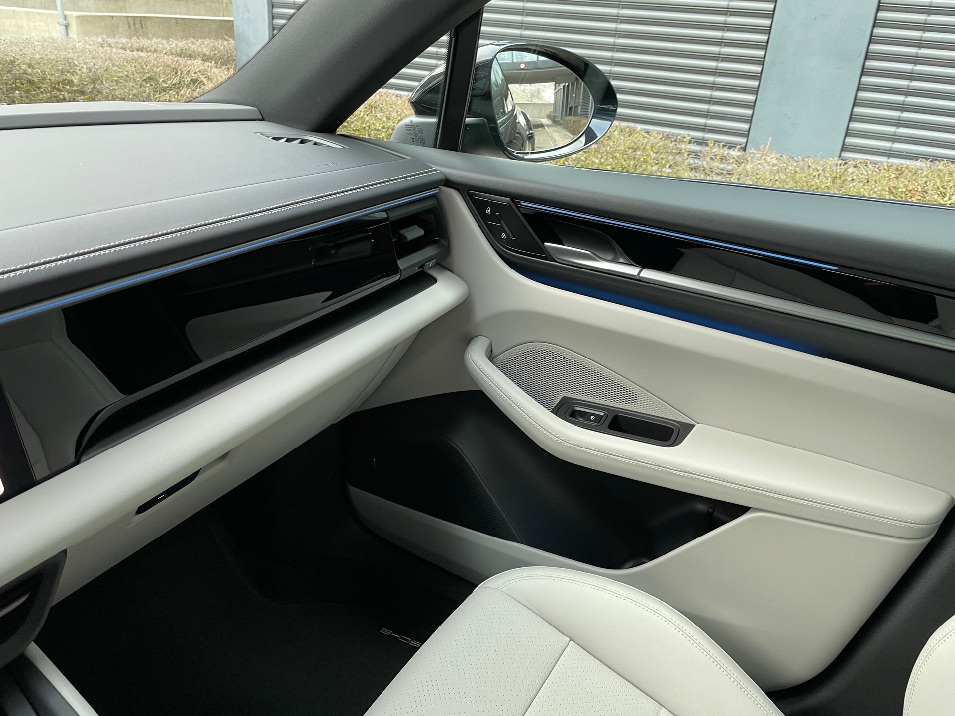 PORSCHE Macan 4 100kWh, Luftfederung, Panoramadach, usw-image-23