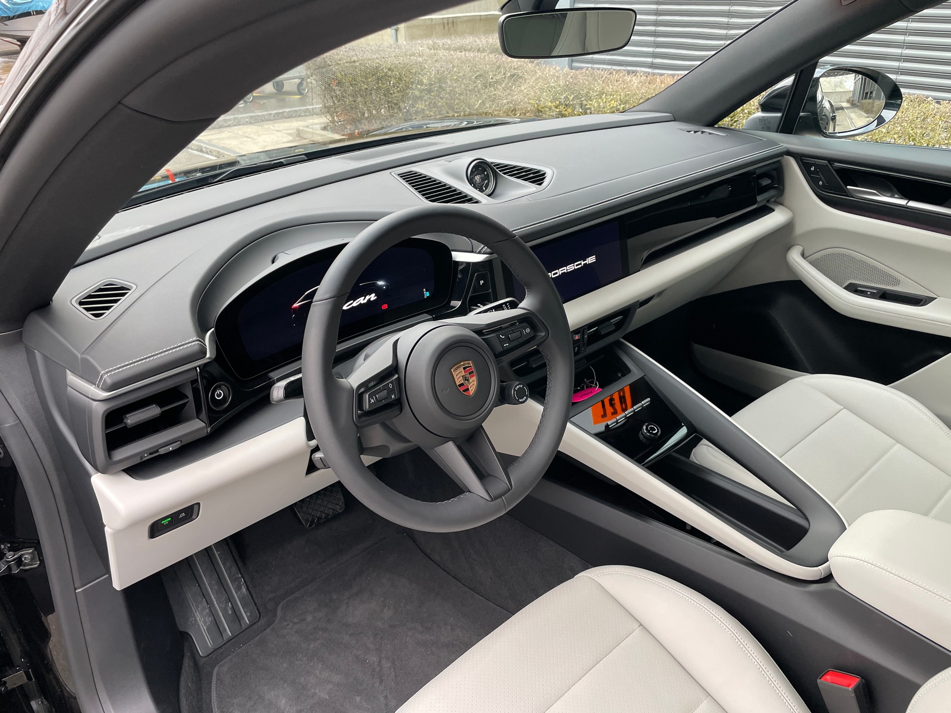 PORSCHE Macan 4 100kWh, Luftfederung, Panoramadach, usw-image-9