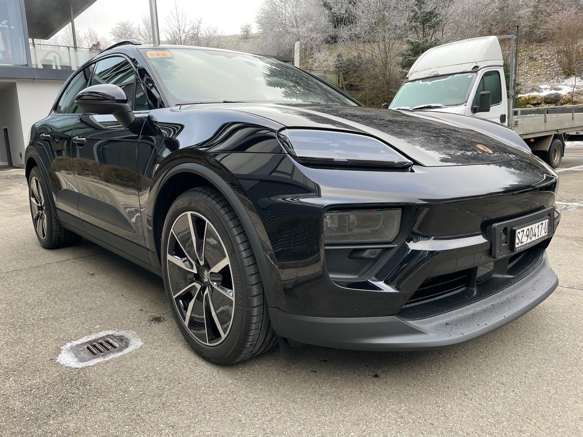 PORSCHE Macan 4 100kWh, Luftfederung, Panoramadach, usw-image-7
