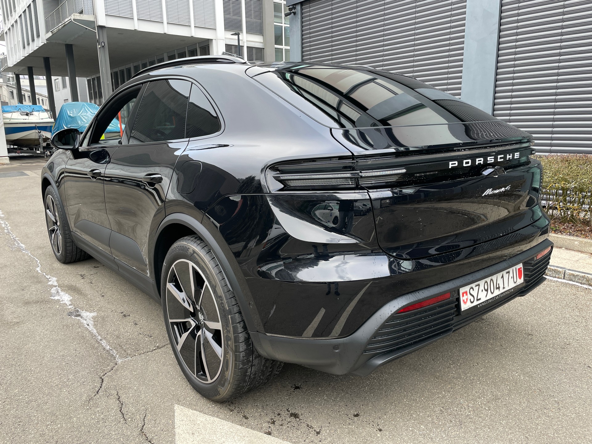 PORSCHE Macan 4 100kWh, Luftfederung, Panoramadach, usw-image-2