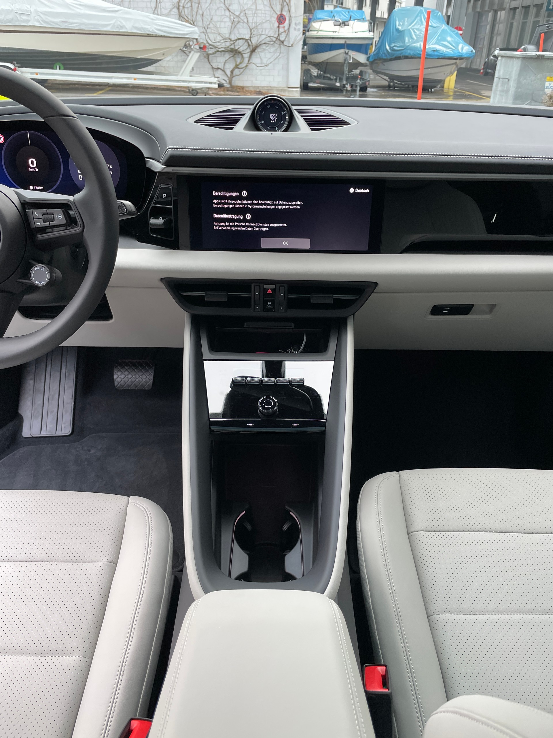 PORSCHE Macan 4 100kWh, Luftfederung, Panoramadach, usw-image-17