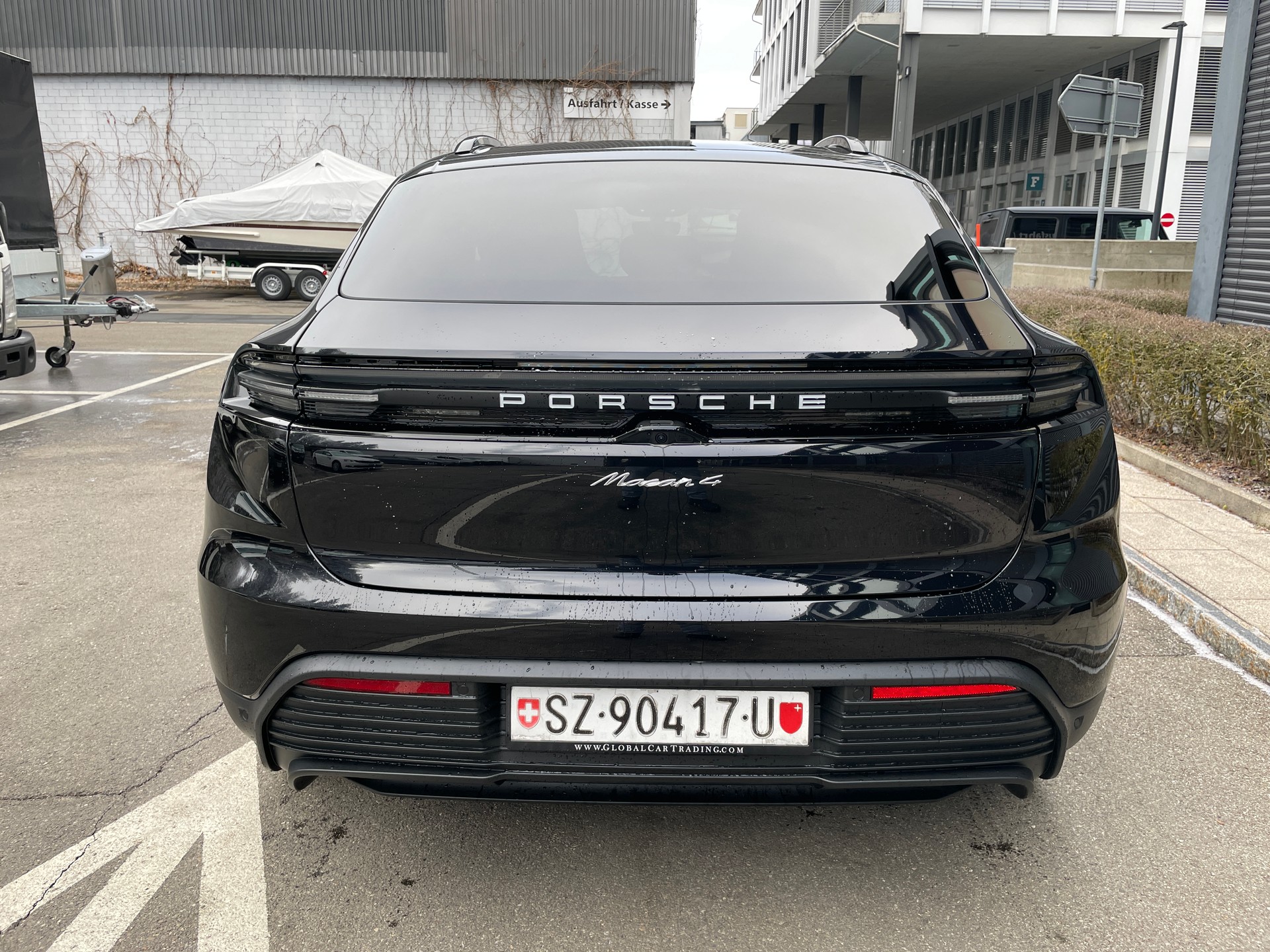 PORSCHE Macan 4 100kWh, Luftfederung, Panoramadach, usw-image-3