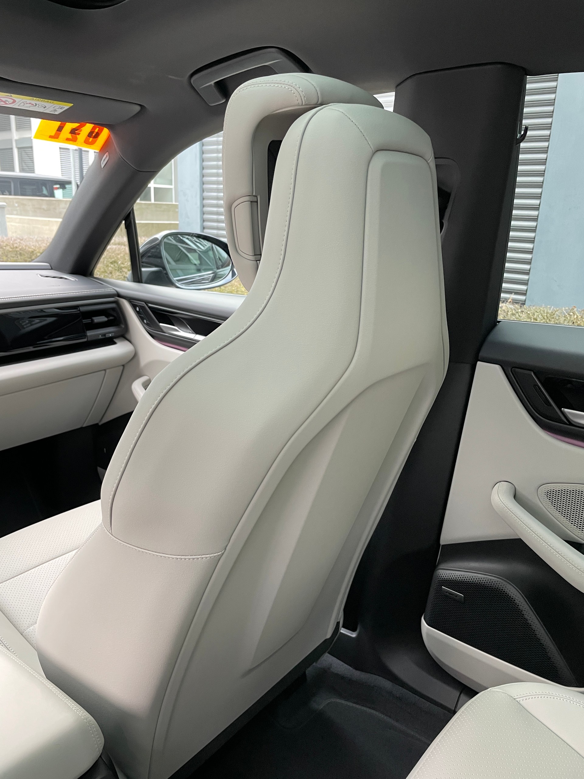 PORSCHE Macan 4 100kWh, Luftfederung, Panoramadach, usw-image-19
