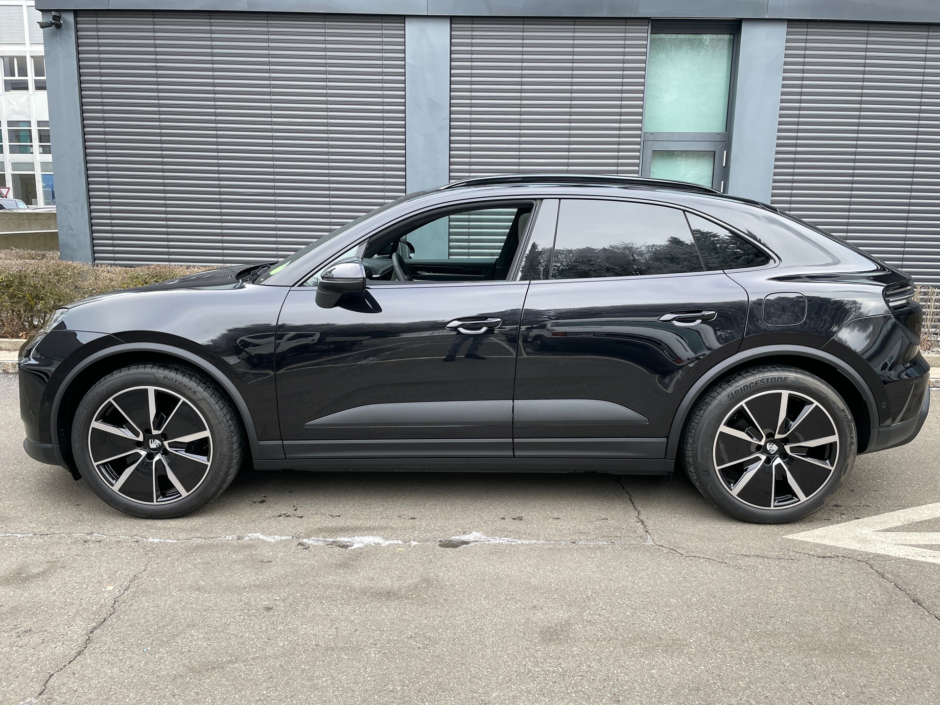 PORSCHE Macan 4 100kWh, Luftfederung, Panoramadach, usw-image-1