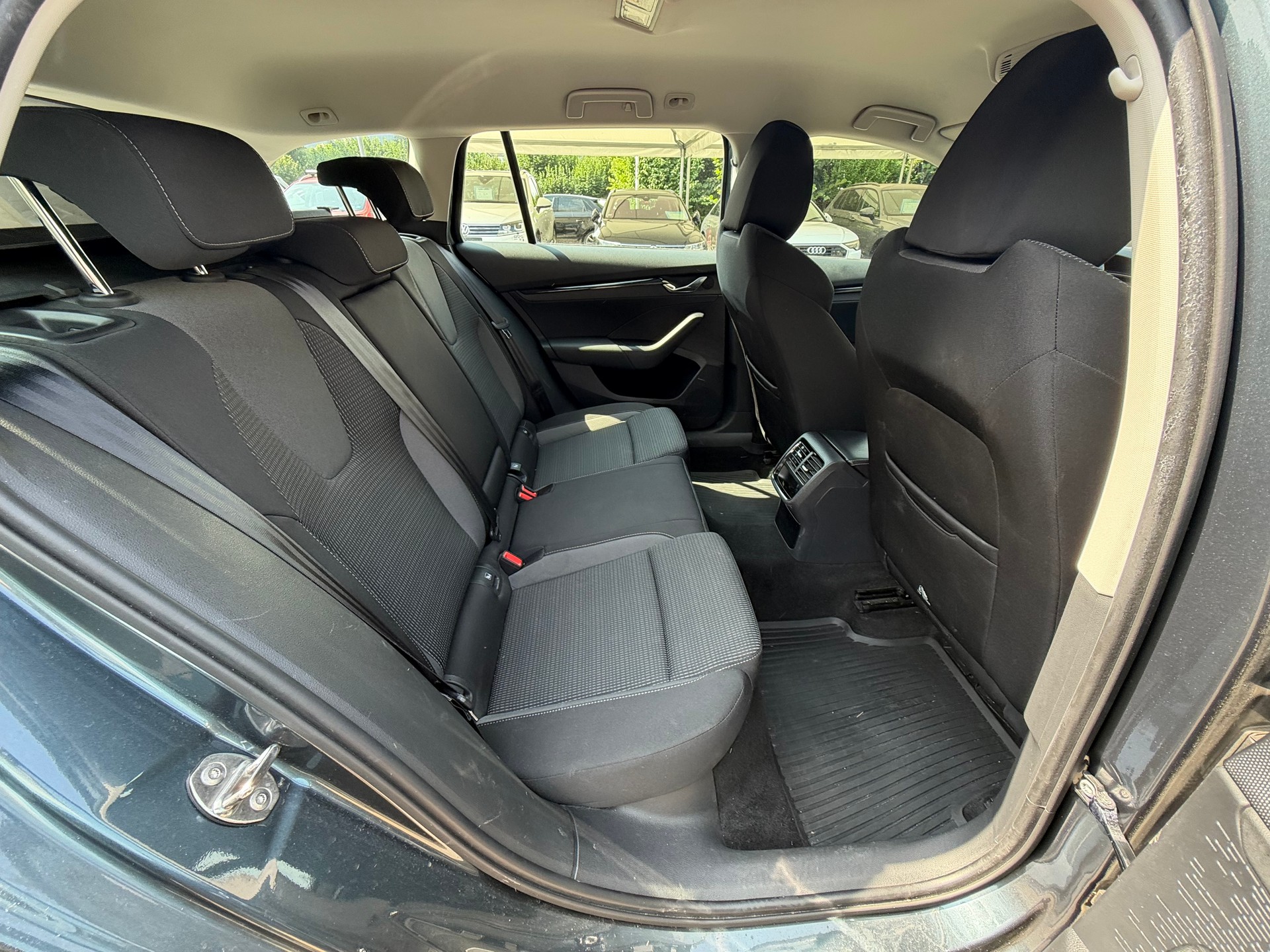 SKODA Octavia Combi 2.0 TDI DSG Ambition 4x4-image-10