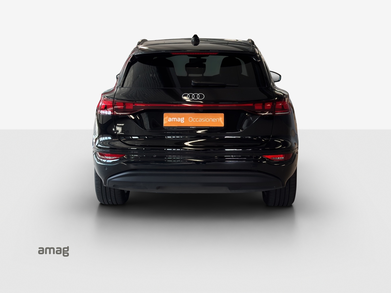 AUDI Q6 e-tron quattro-showroom-element-3