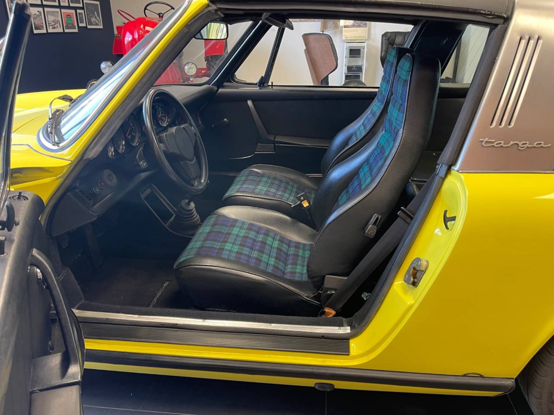 PORSCHE 911 Targa-showroom-element-3
