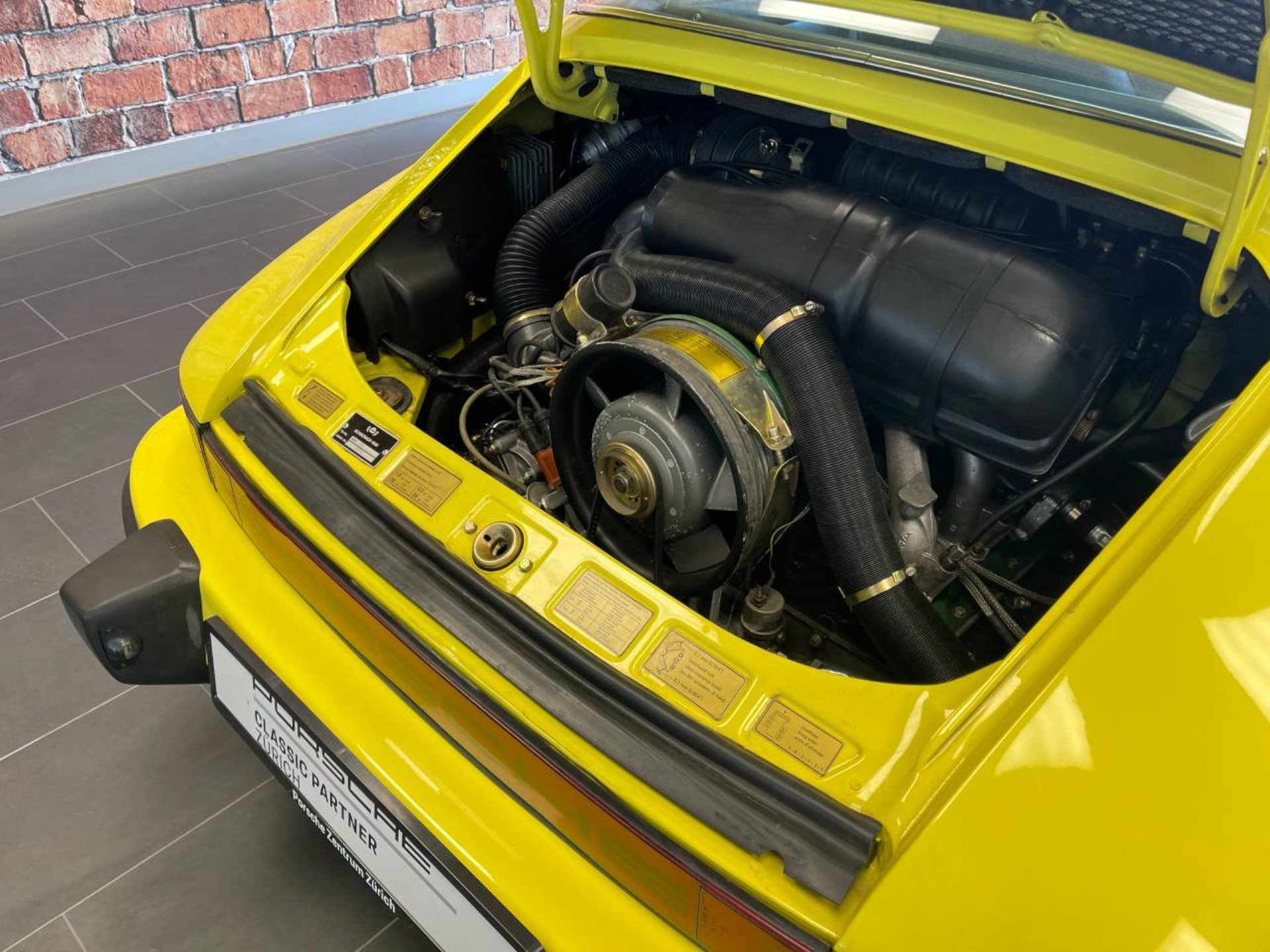 PORSCHE 911 Targa-image-10