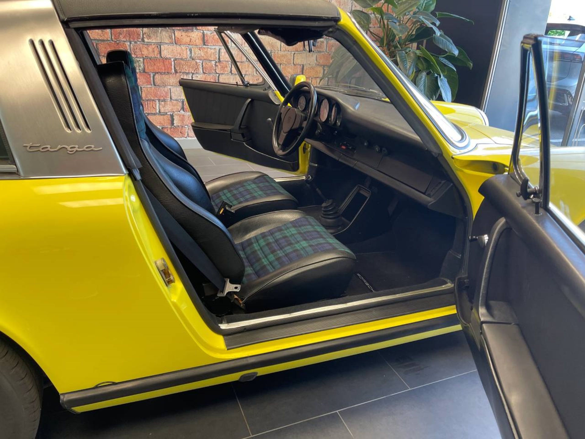 PORSCHE 911 Targa-image-6