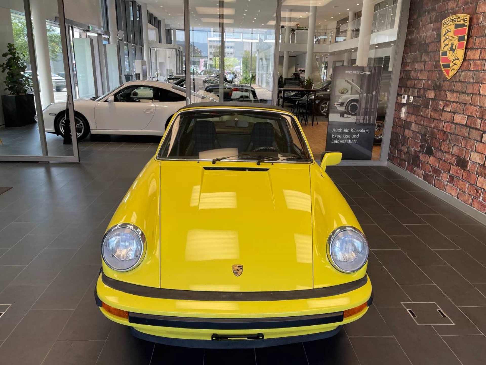 PORSCHE 911 Targa-image-11