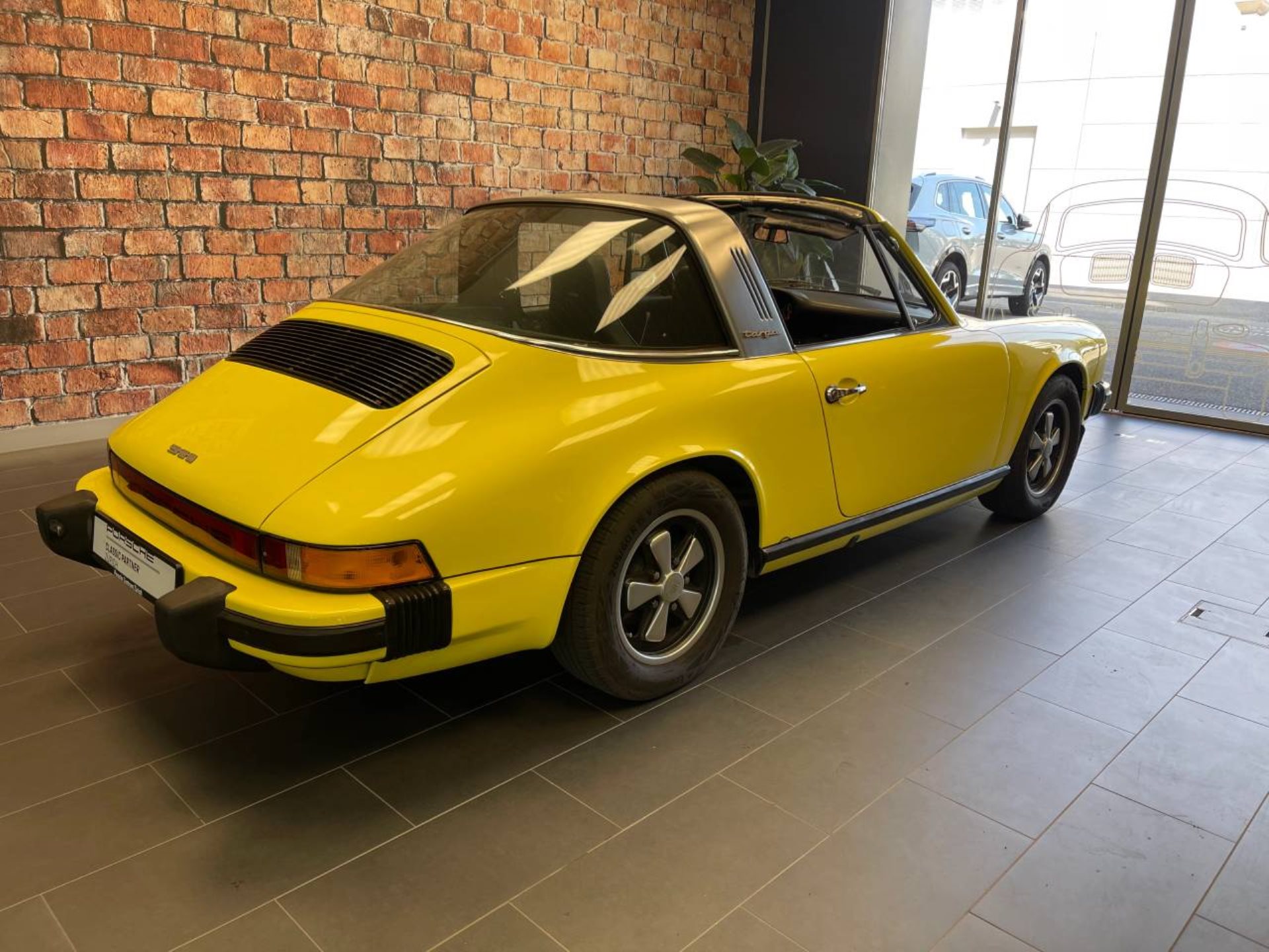 PORSCHE 911 Targa-image-19