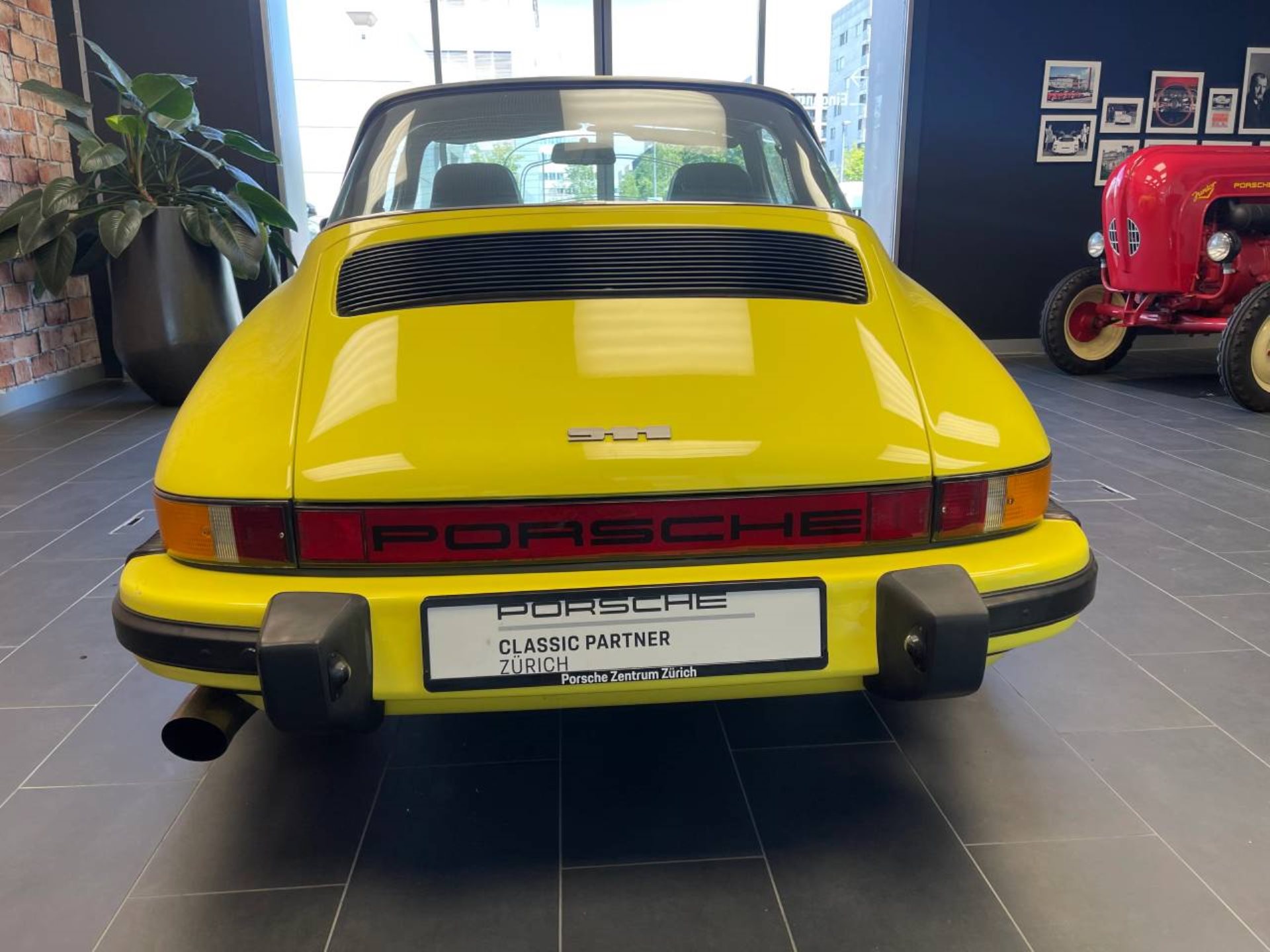 PORSCHE 911 Targa-image-12