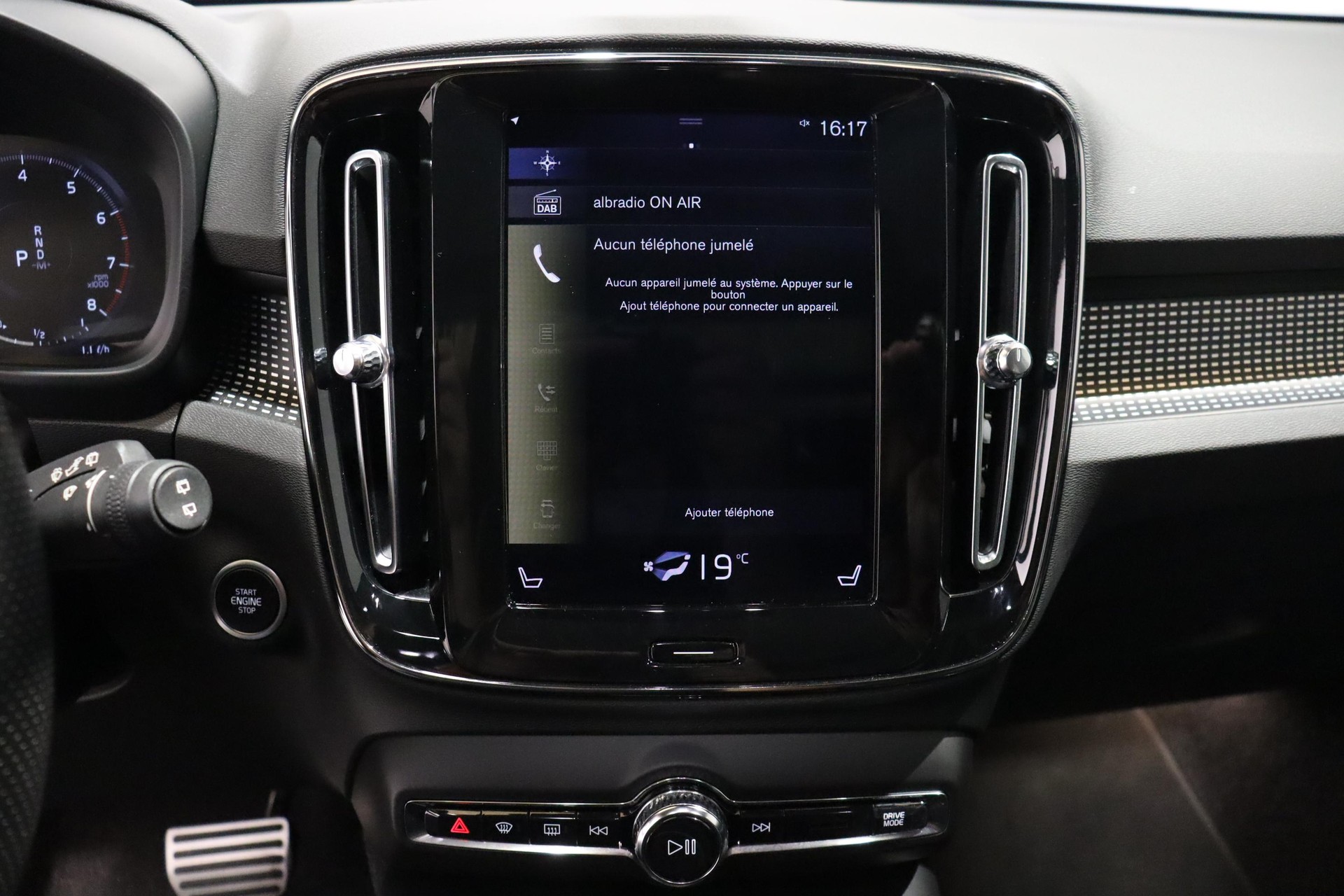 VOLVO XC40 2.0 T5 R-Design AWD-image-12