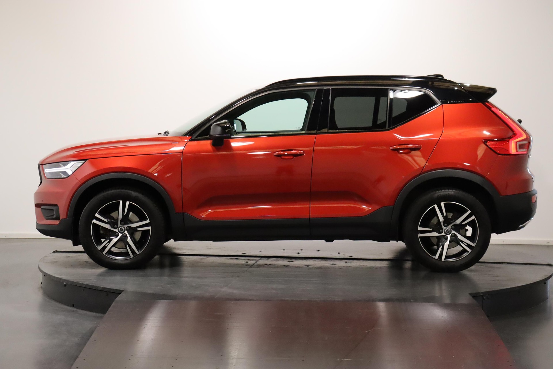 VOLVO XC40 2.0 T5 R-Design AWD-image-1
