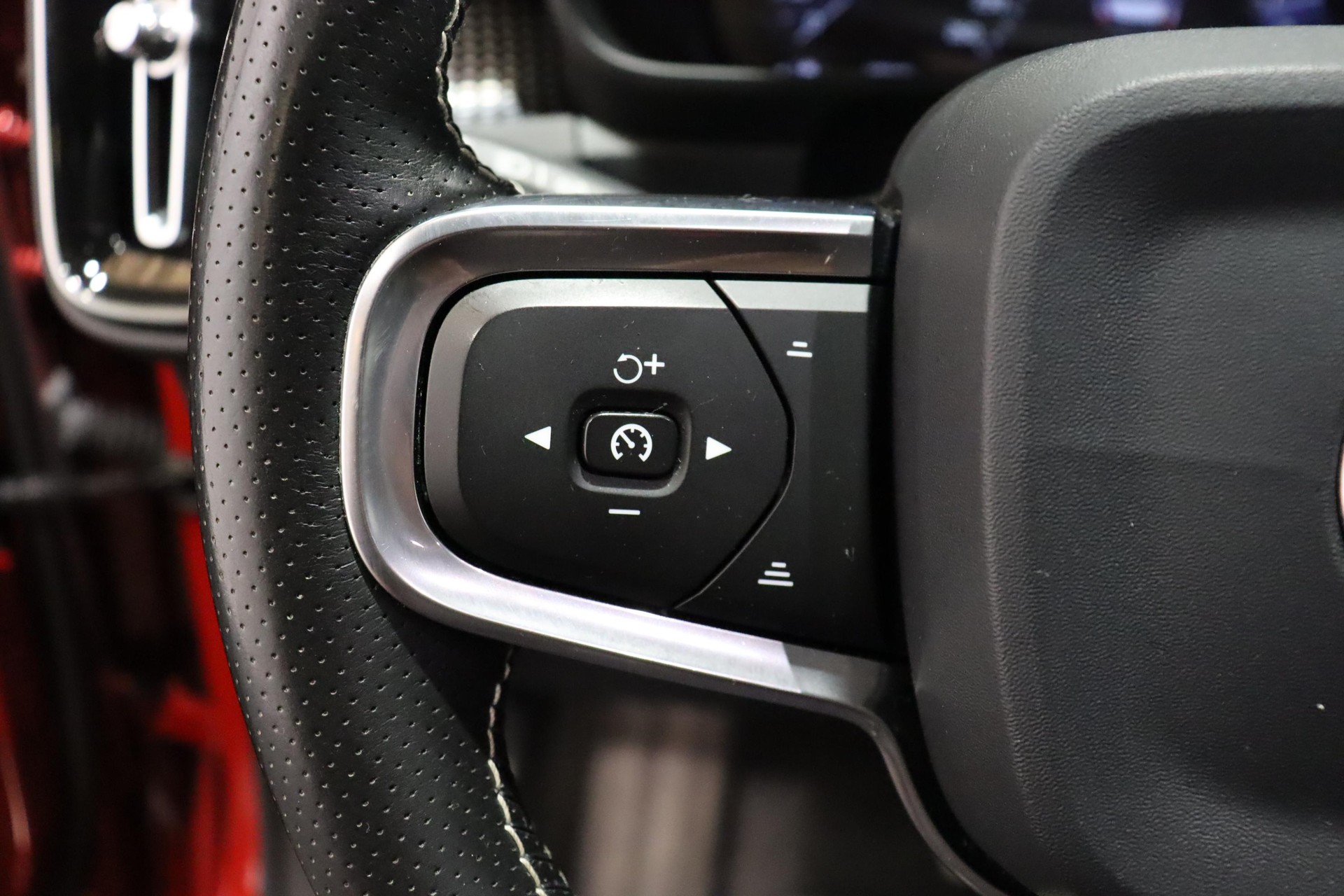 VOLVO XC40 2.0 T5 R-Design AWD-image-16