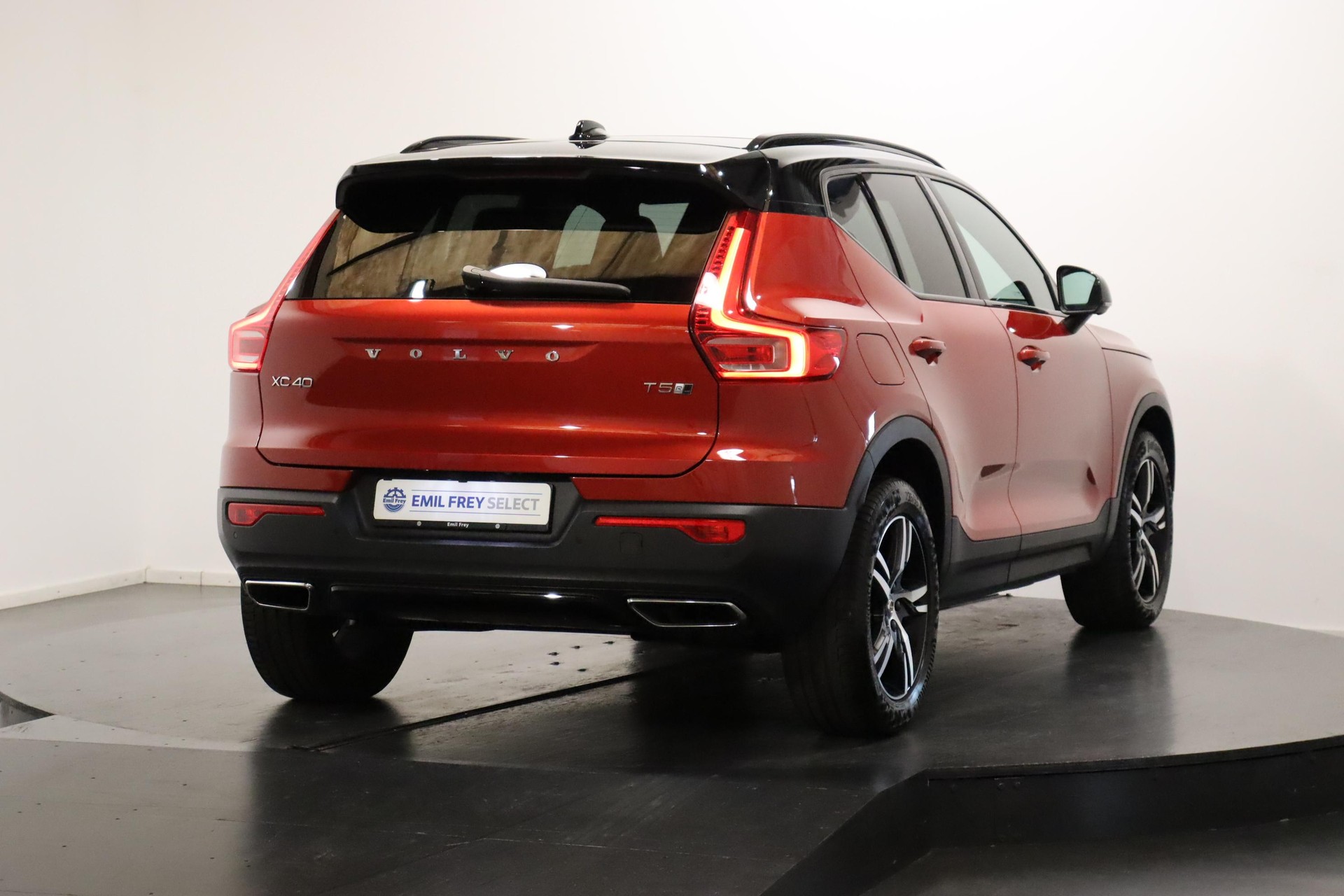 VOLVO XC40 2.0 T5 R-Design AWD-image-3