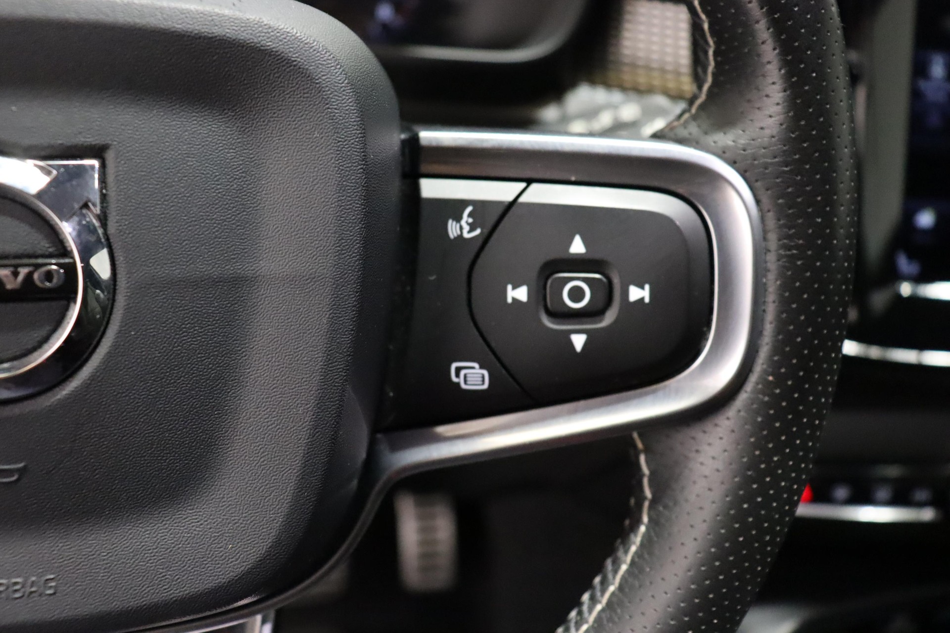 VOLVO XC40 2.0 T5 R-Design AWD-image-17