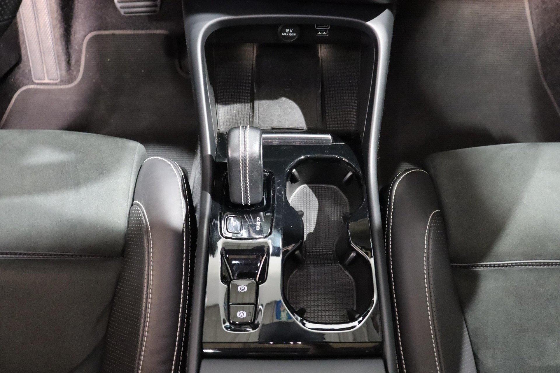 VOLVO XC40 2.0 T5 R-Design AWD-image-11