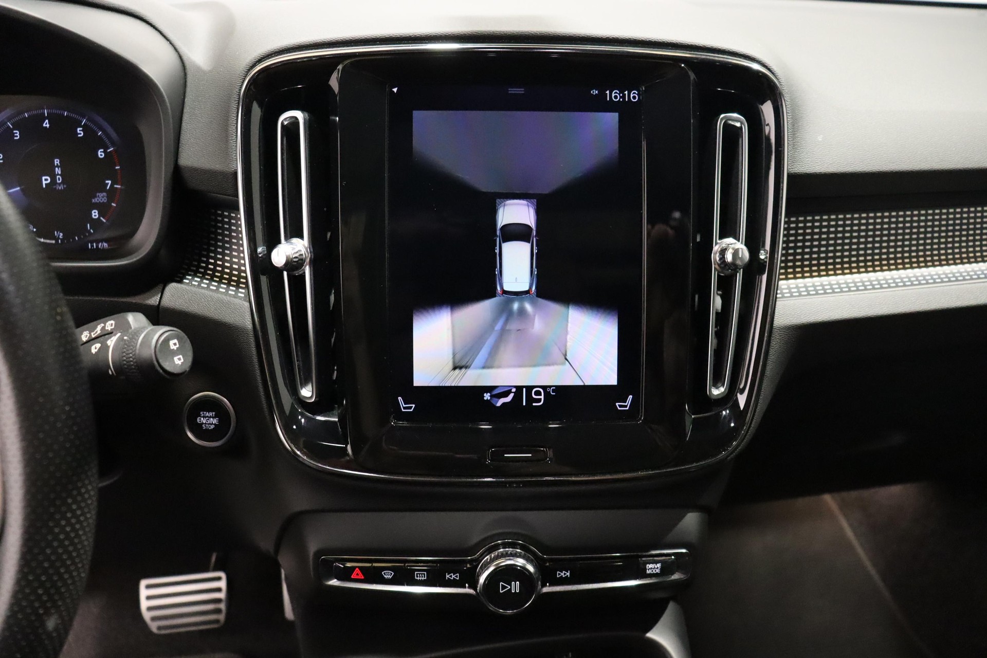 VOLVO XC40 2.0 T5 R-Design AWD-image-15