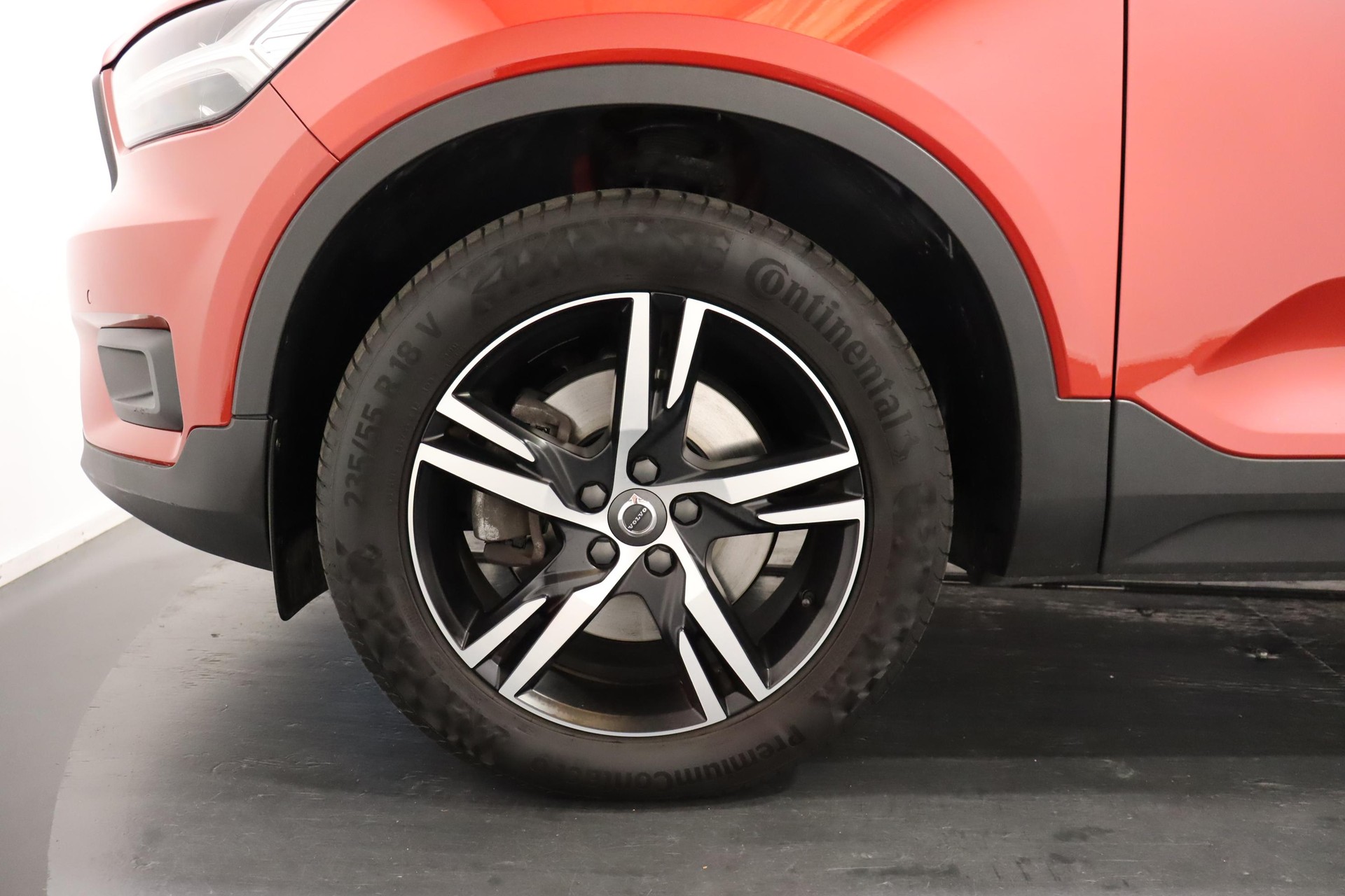 VOLVO XC40 2.0 T5 R-Design AWD-image-5