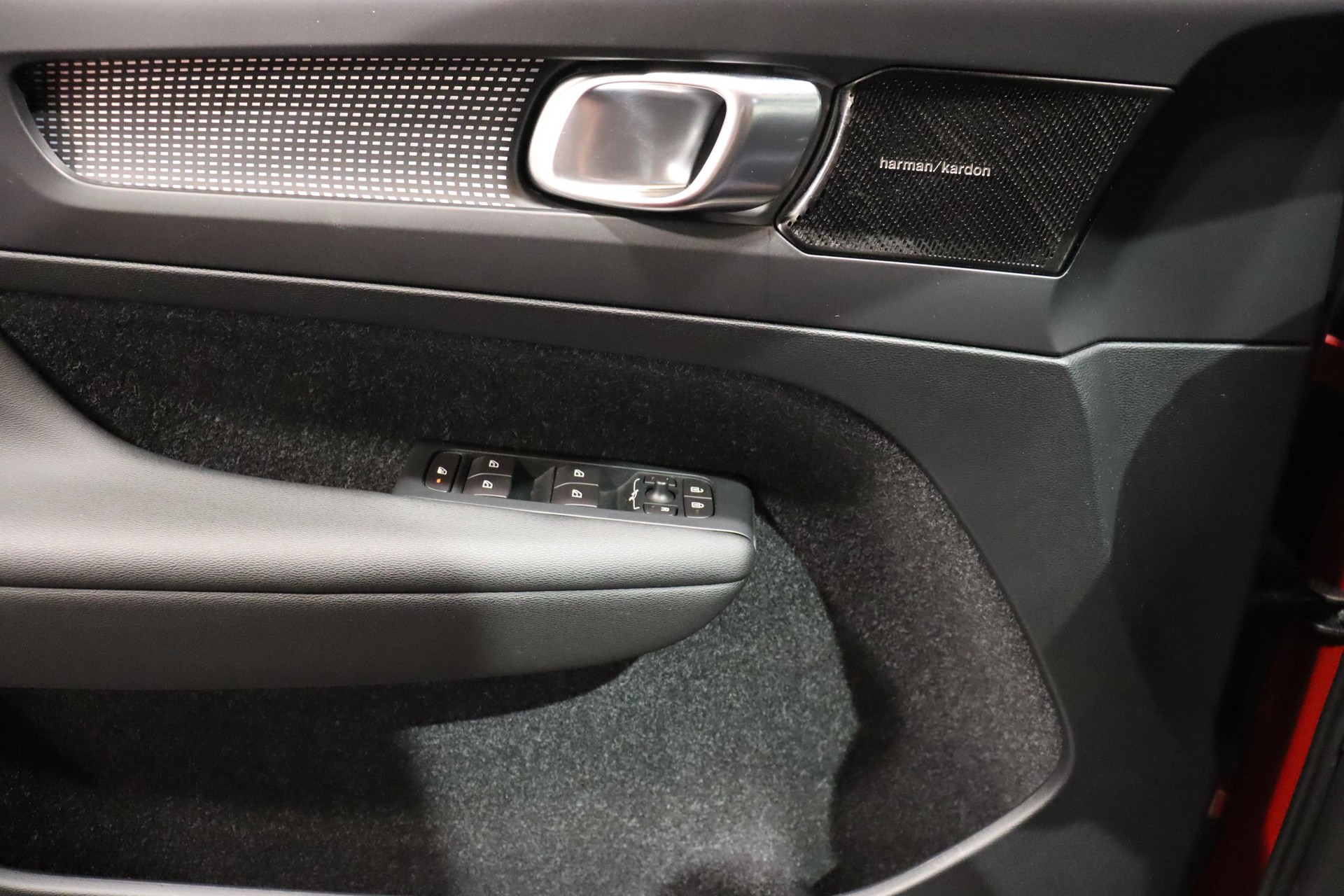 VOLVO XC40 2.0 T5 R-Design AWD-image-18