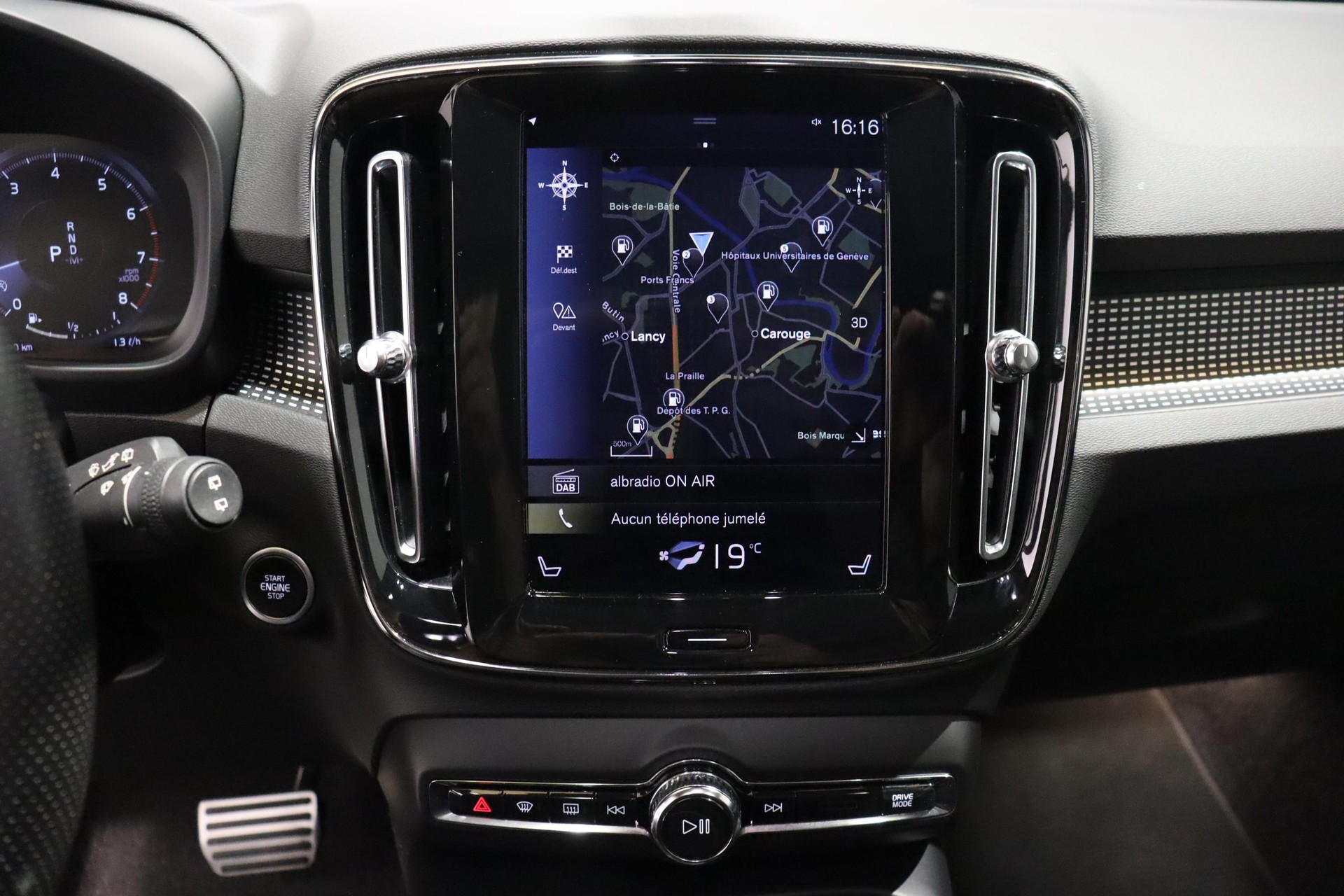 VOLVO XC40 2.0 T5 R-Design AWD-image-14