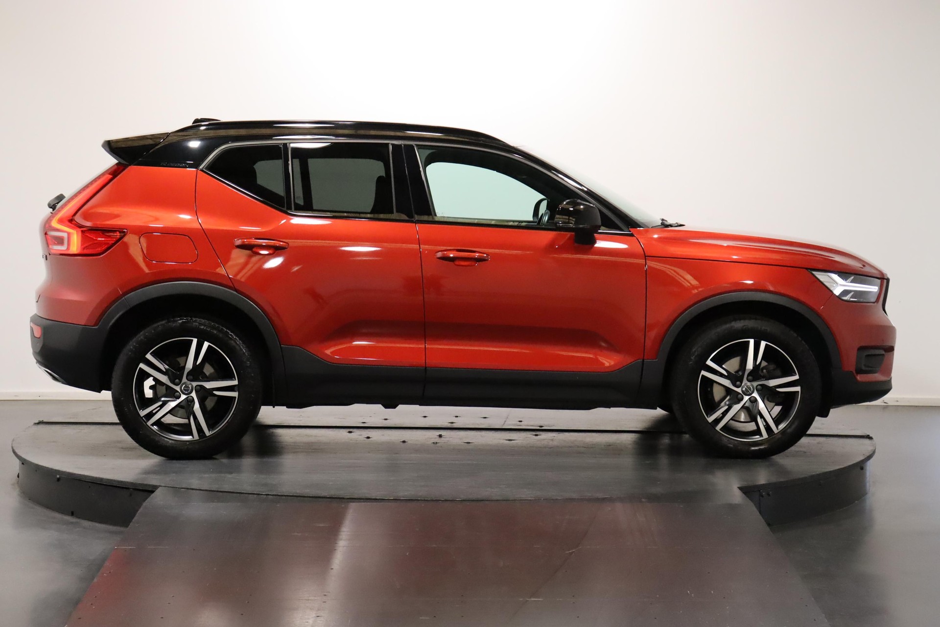 VOLVO XC40 2.0 T5 R-Design AWD-image-2