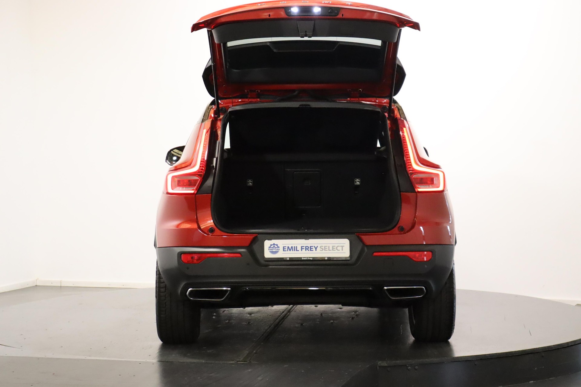VOLVO XC40 2.0 T5 R-Design AWD-image-4